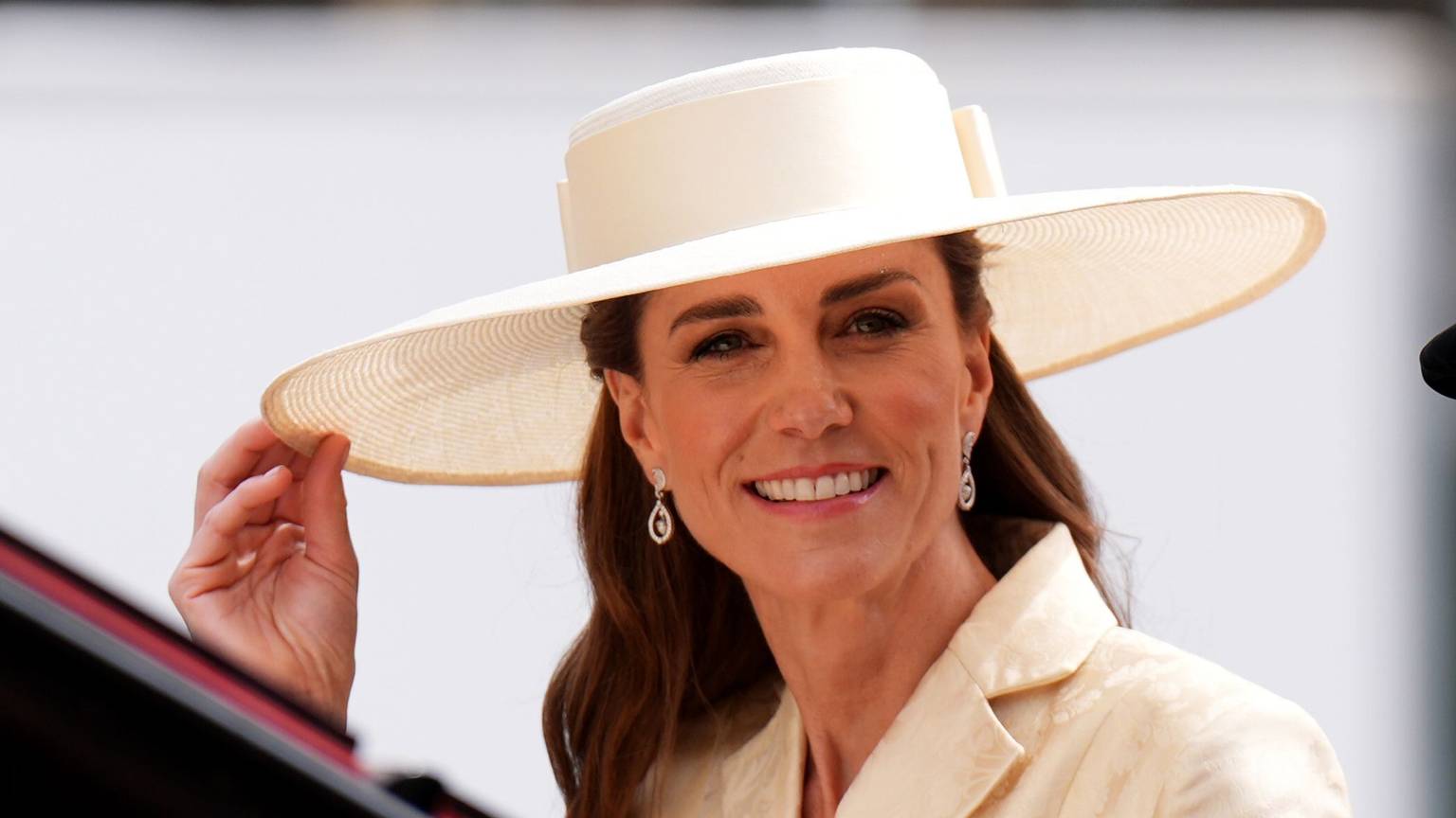 Prinzessin Kate lächelt nach dem Besuch des jährlichen Gottesdienstes des Hosenbandordens in der St. George’s Chapel im Windsor Castle.