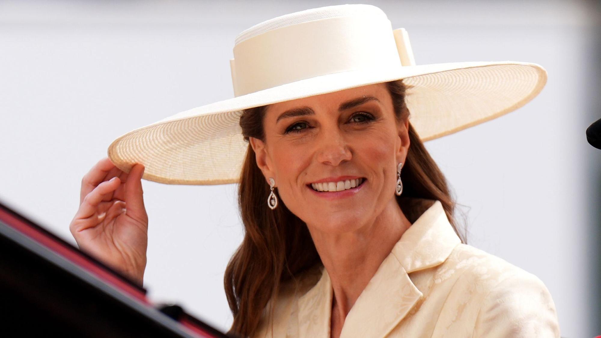 Prinzessin Kate lächelt nach dem Besuch des jährlichen Gottesdienstes des Hosenbandordens in der St. George’s Chapel im Windsor Castle.