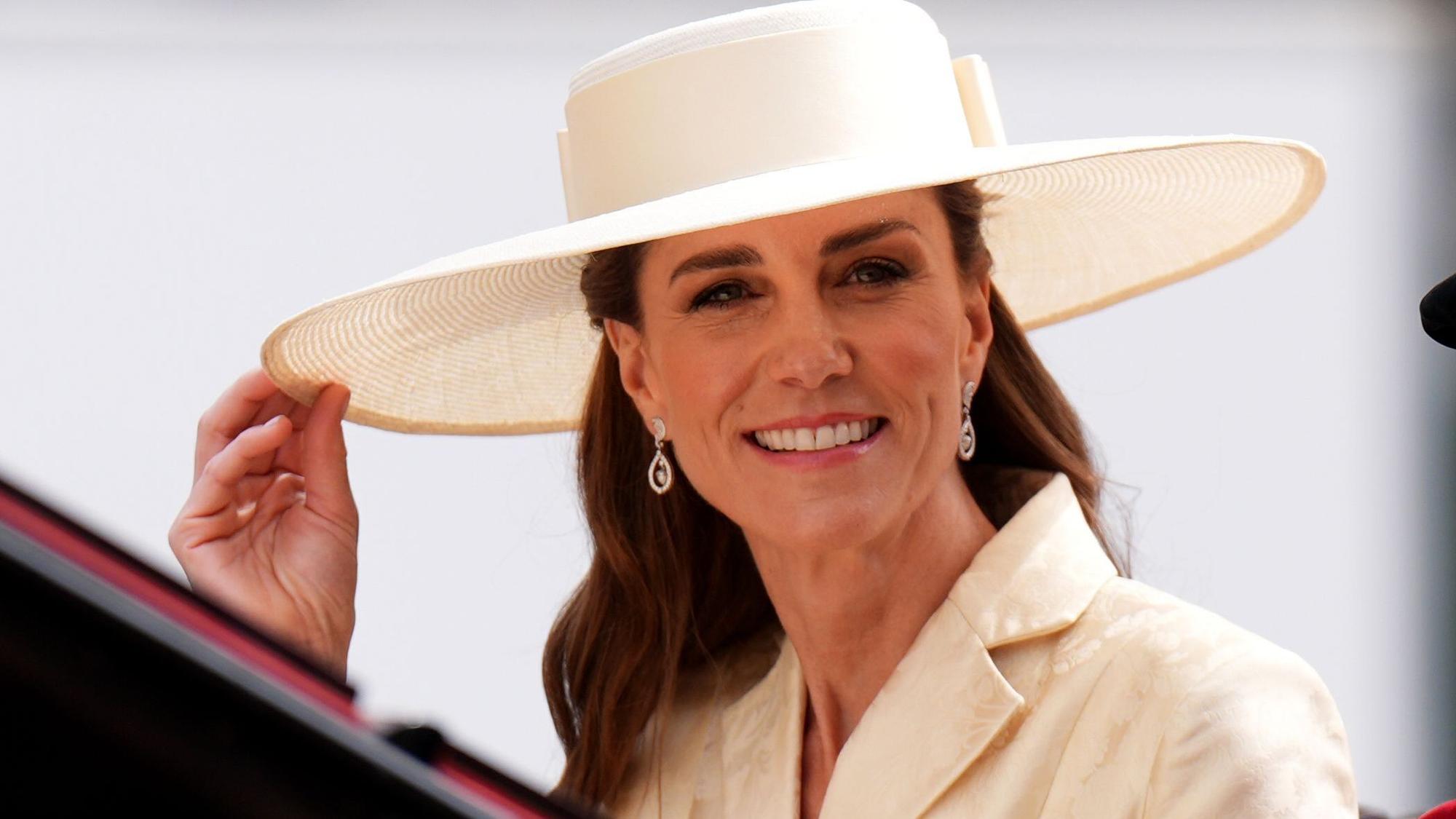 Prinzessin Kate lächelt nach dem Besuch des jährlichen Gottesdienstes des Hosenbandordens in der St. George’s Chapel im Windsor Castle.
