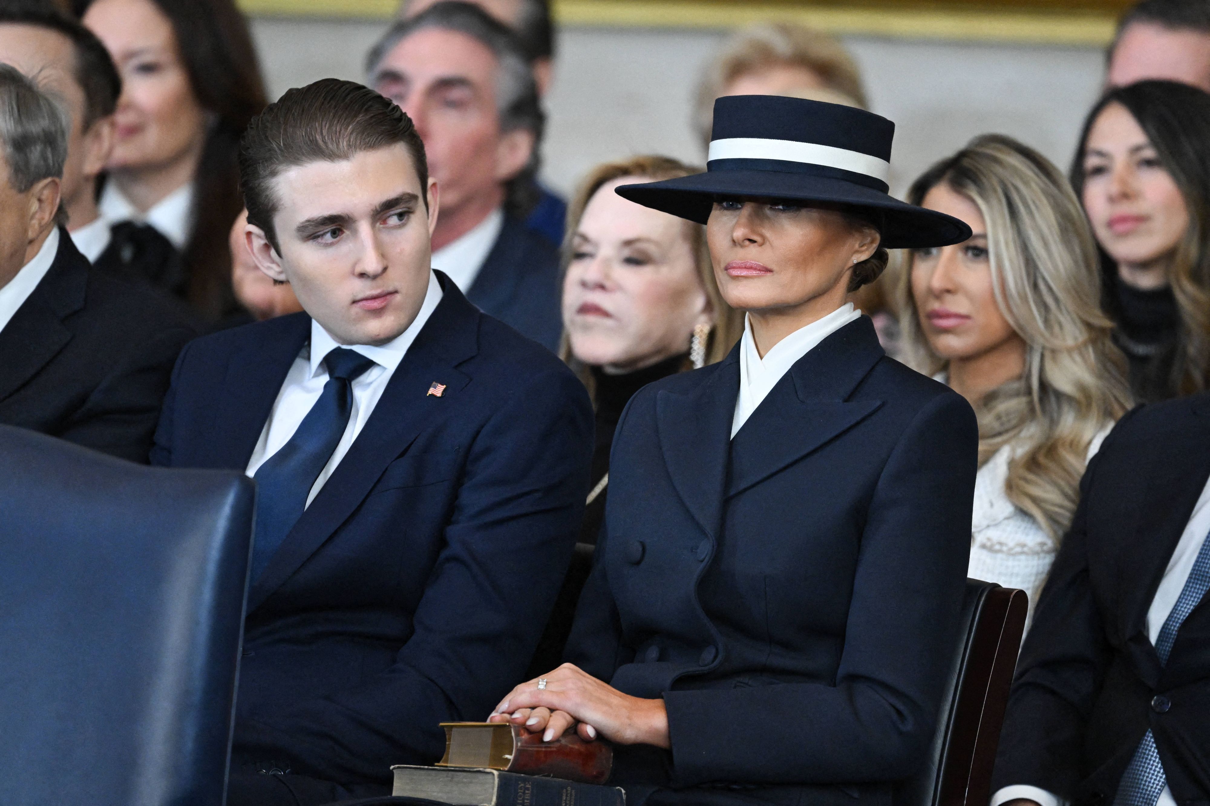 Barron Trump neben seiner Mutter Melania Trump