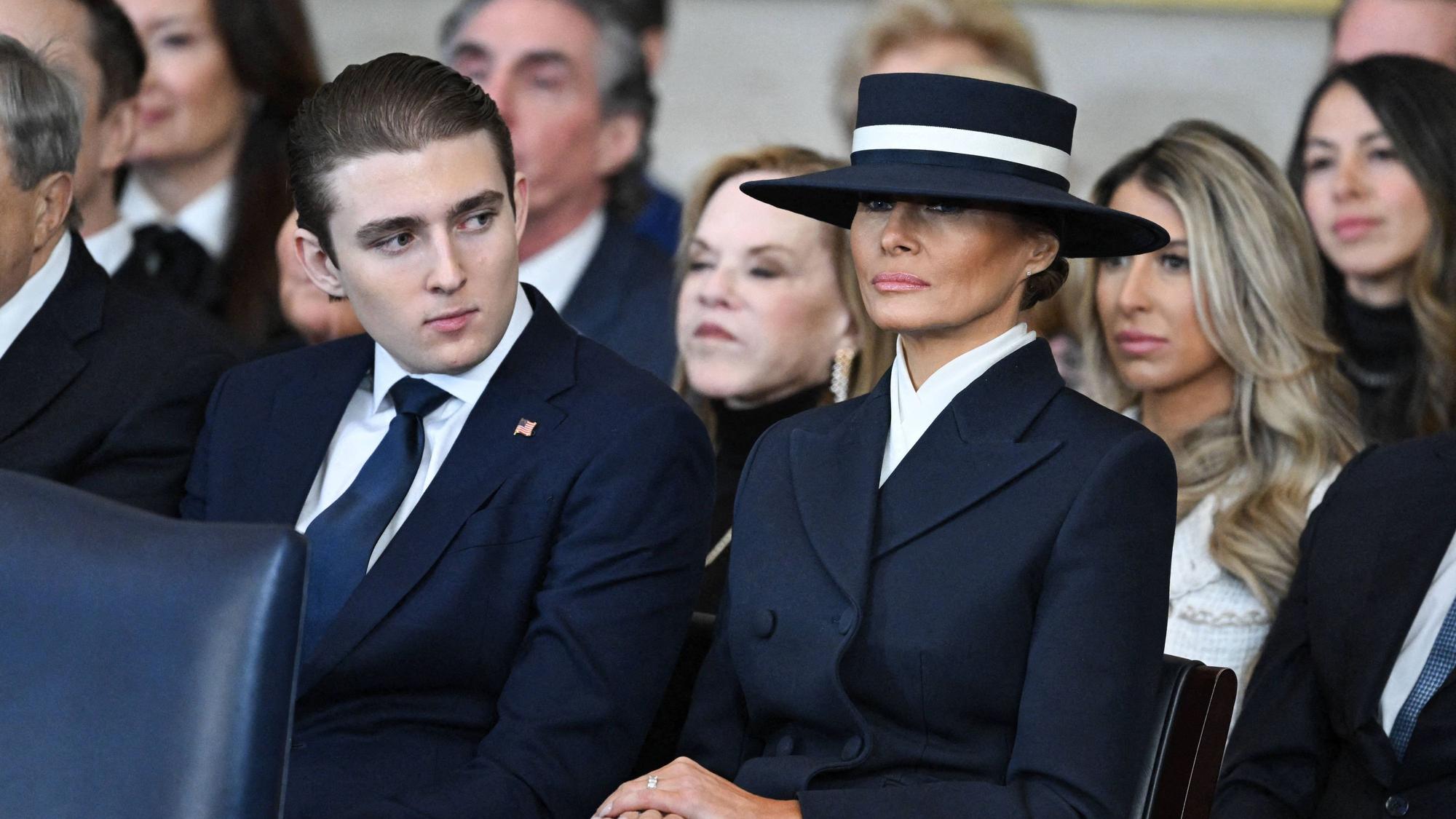 Barron Trump neben seiner Mutter Melania Trump