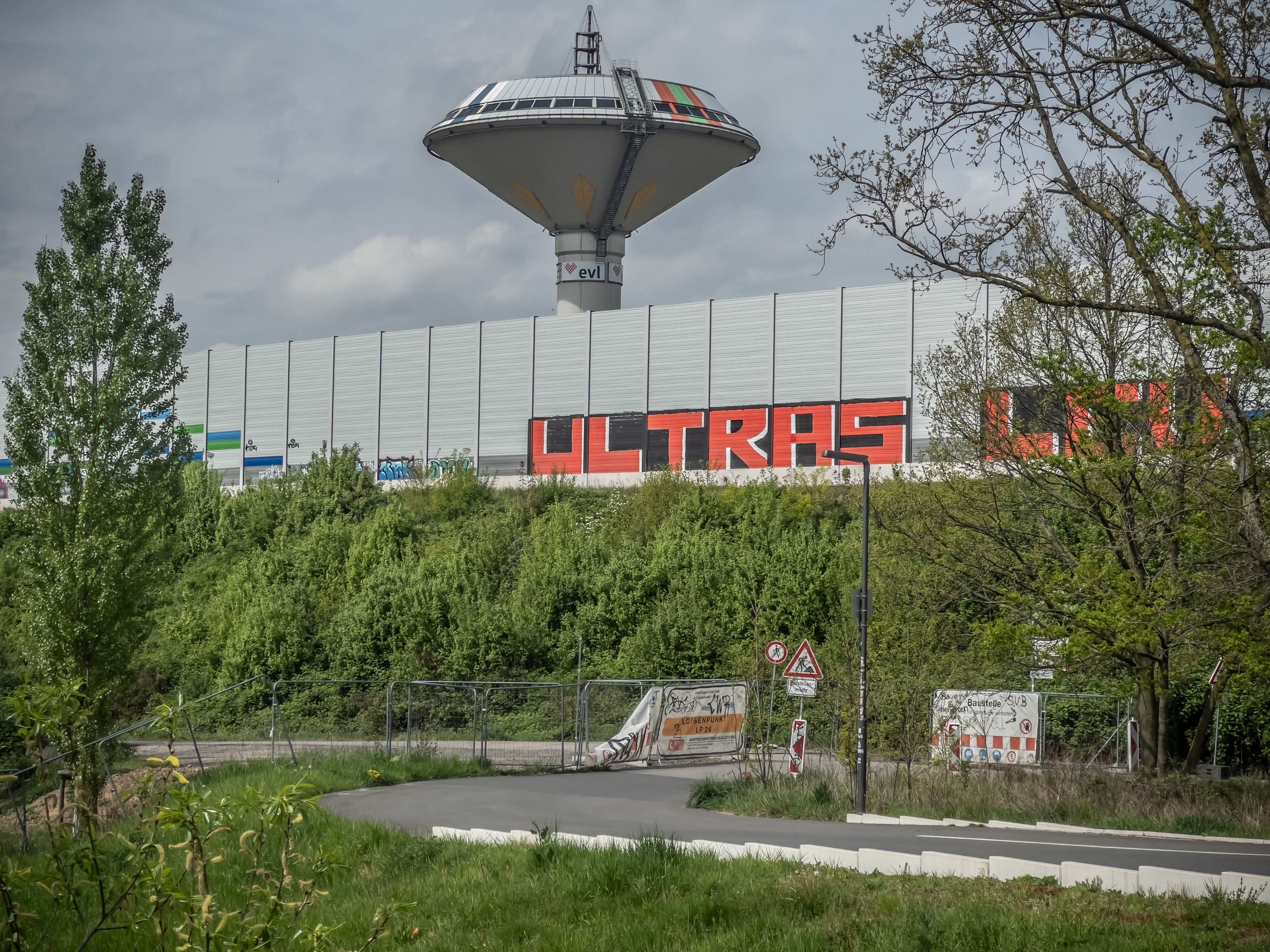 Ultras-Schriftzug auf der Lärmschutzwand in Wiesdorf. Bild: Ralf Krieger