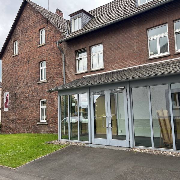Man sieht das Gebäude aus Ziegelstein von außen.