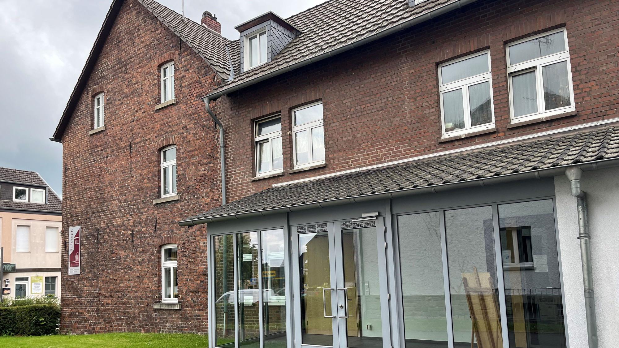 Man sieht das Gebäude aus Ziegelstein von außen.