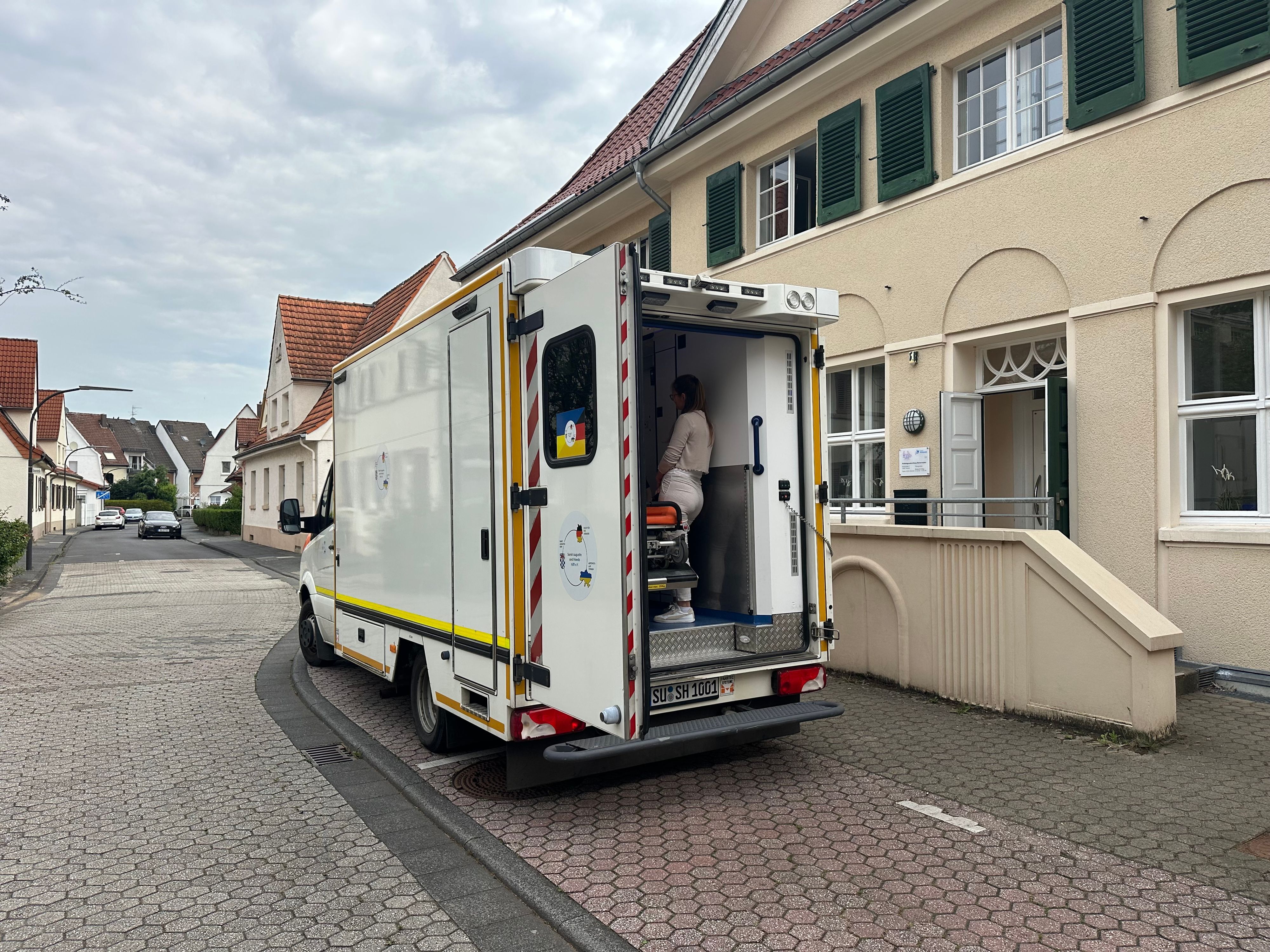 Diesen Rettungswagen durften die Kinder vom Bismarckplatz erkunden.