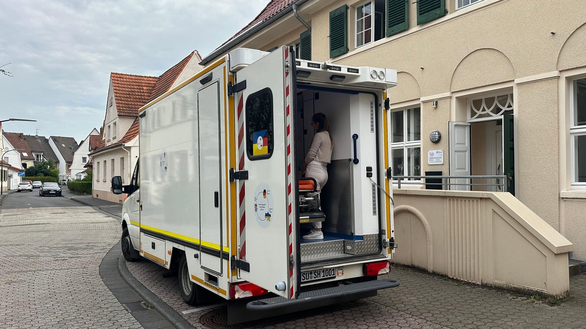 Diesen Rettungswagen durften die Kinder vom Bismarckplatz erkunden.