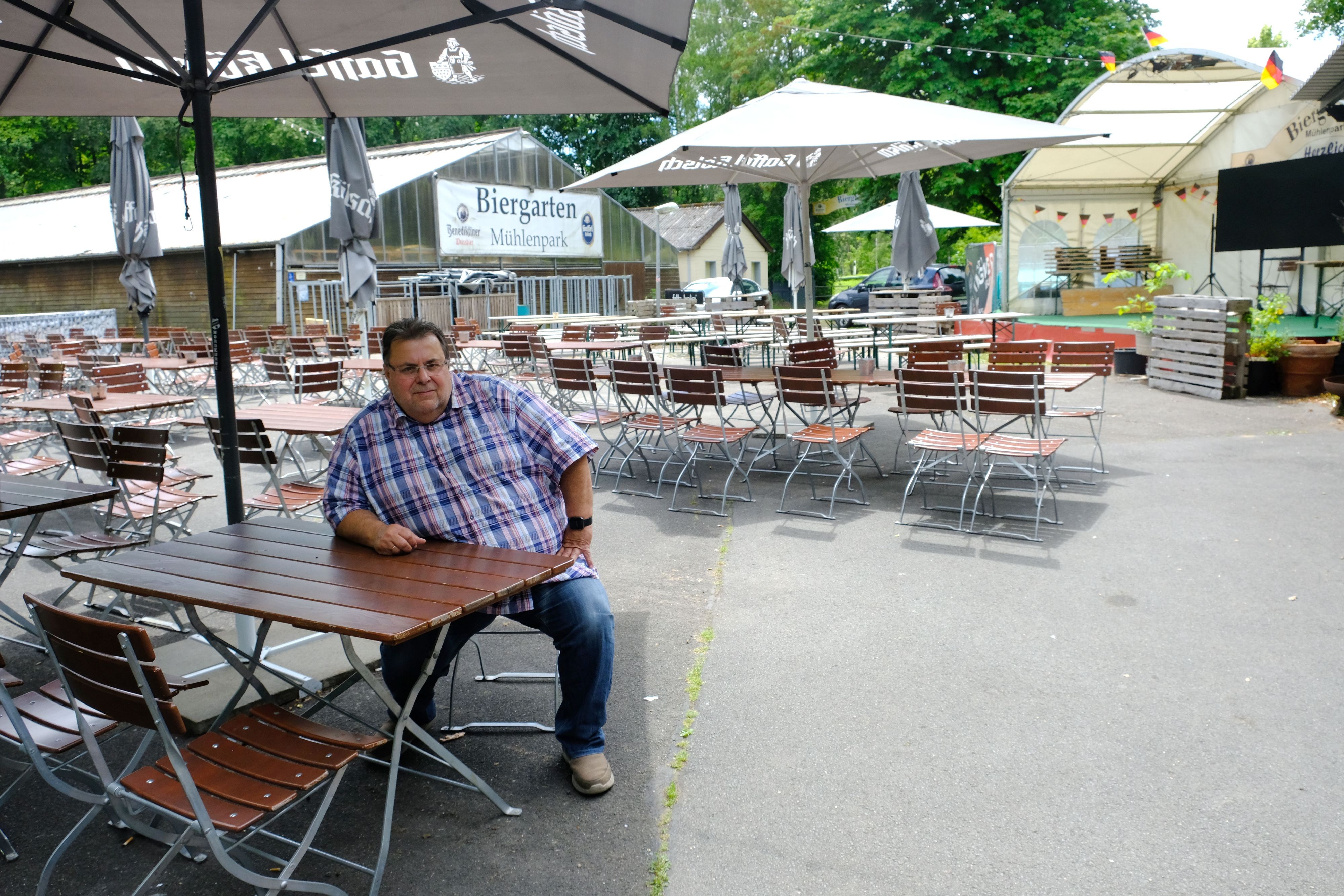Helmut Wagner sitzt an einem Tisch seines Biergartens im Kommerner Mühlenpark.