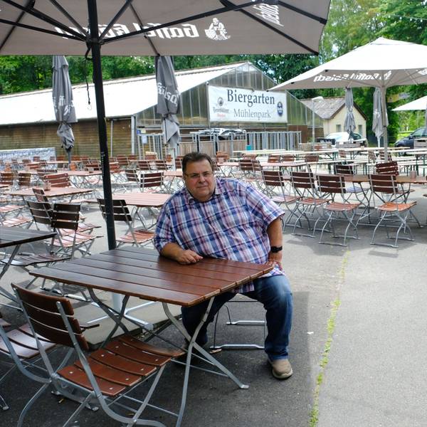 Helmut Wagner sitzt an einem Tisch seines Biergartens im Kommerner Mühlenpark.