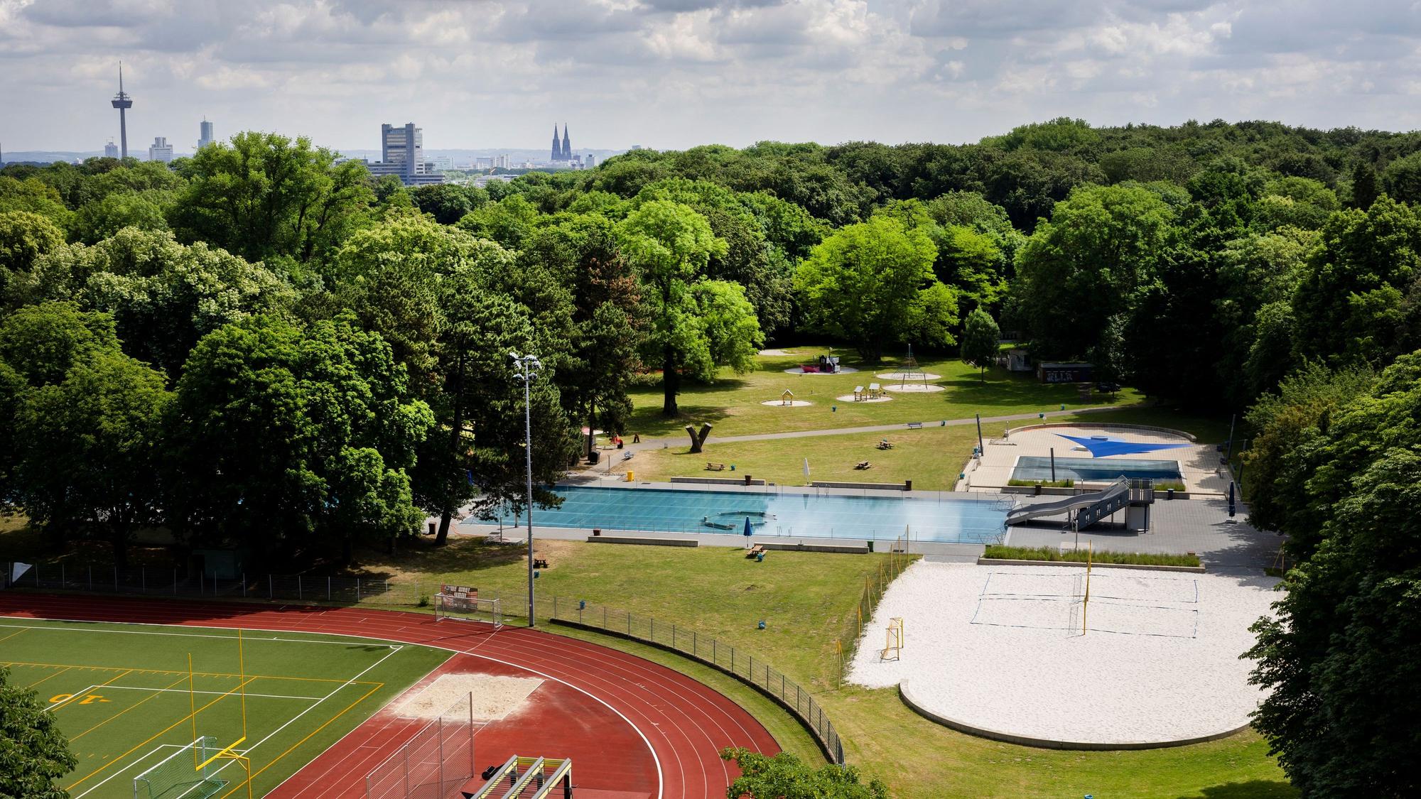 01.06.2026, Köln: Blick vom Dach des RheinEnergie-Stadions auf die Stadt Köln und den Kölner Dom über den Stadtwald und die Sportanlagen hinweg.
Foto: Michael Bause