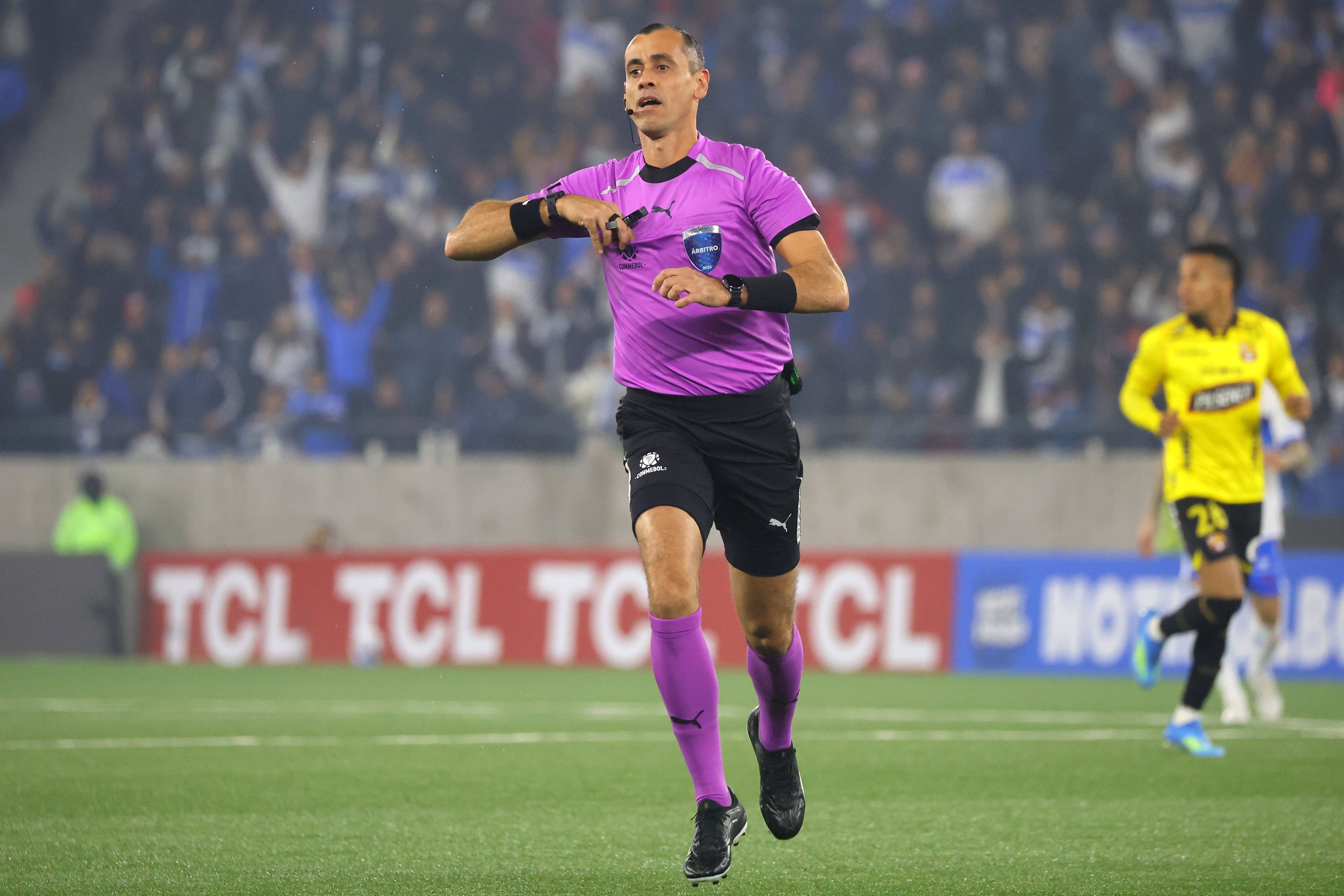 Schiedsrichter Juan Gabriel Benitez beim Einsatz bei der Copa Libertadores 2026.