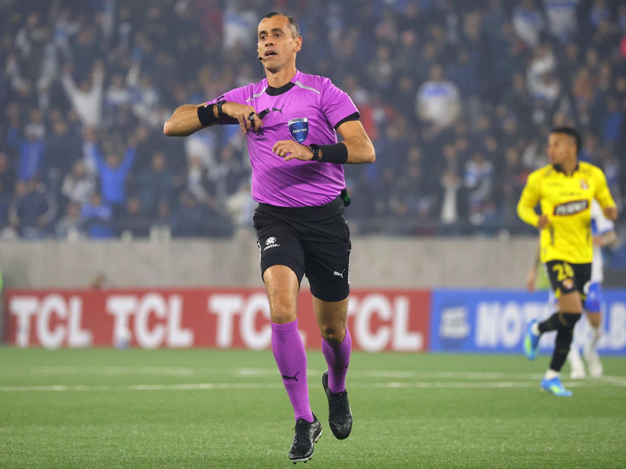 Schiedsrichter Juan Gabriel Benitez beim Einsatz bei der Copa Libertadores 2026.
