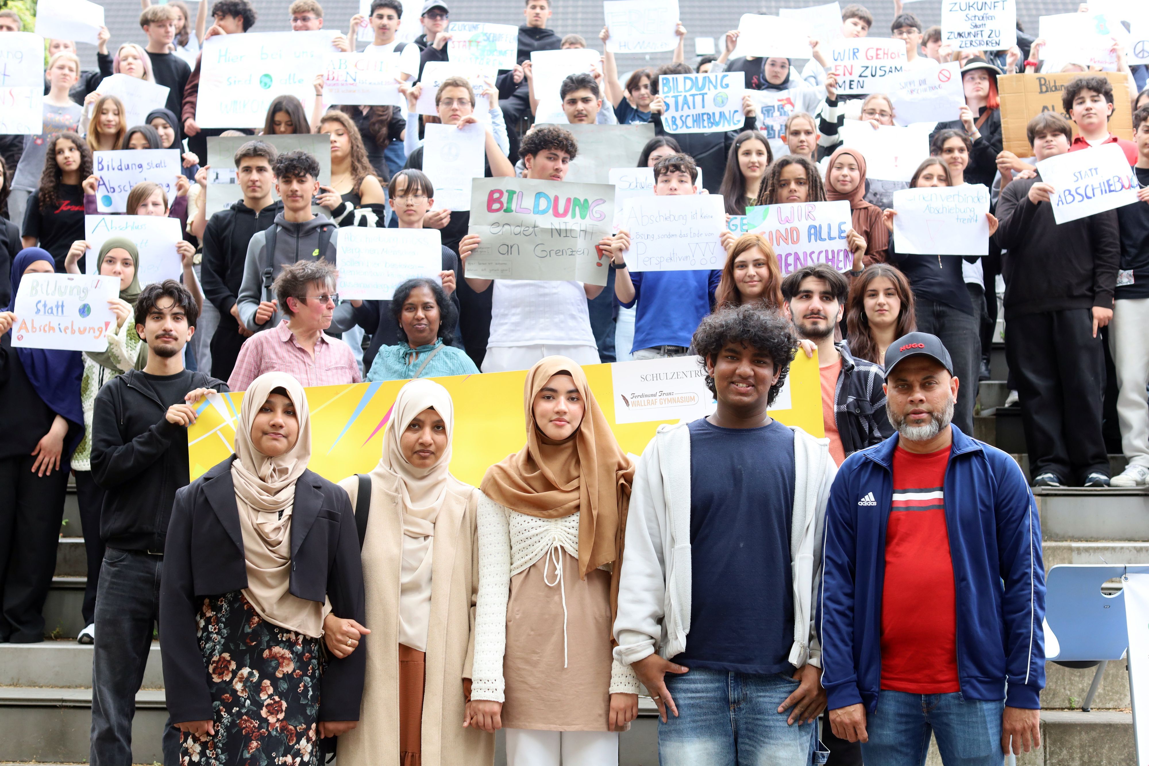16.06.2026, Köln: Familie aus Sri Lanka soll abgeschoben werden, ein Kind steht kurz vor dem Abitur, ein anderes macht Realschulabschluss, beide Eltern haben gearbeitet – Schul-Aktion, dass Familie bleibt am Schulzentrum in Buchheim. Foto: Arton Krasniqi