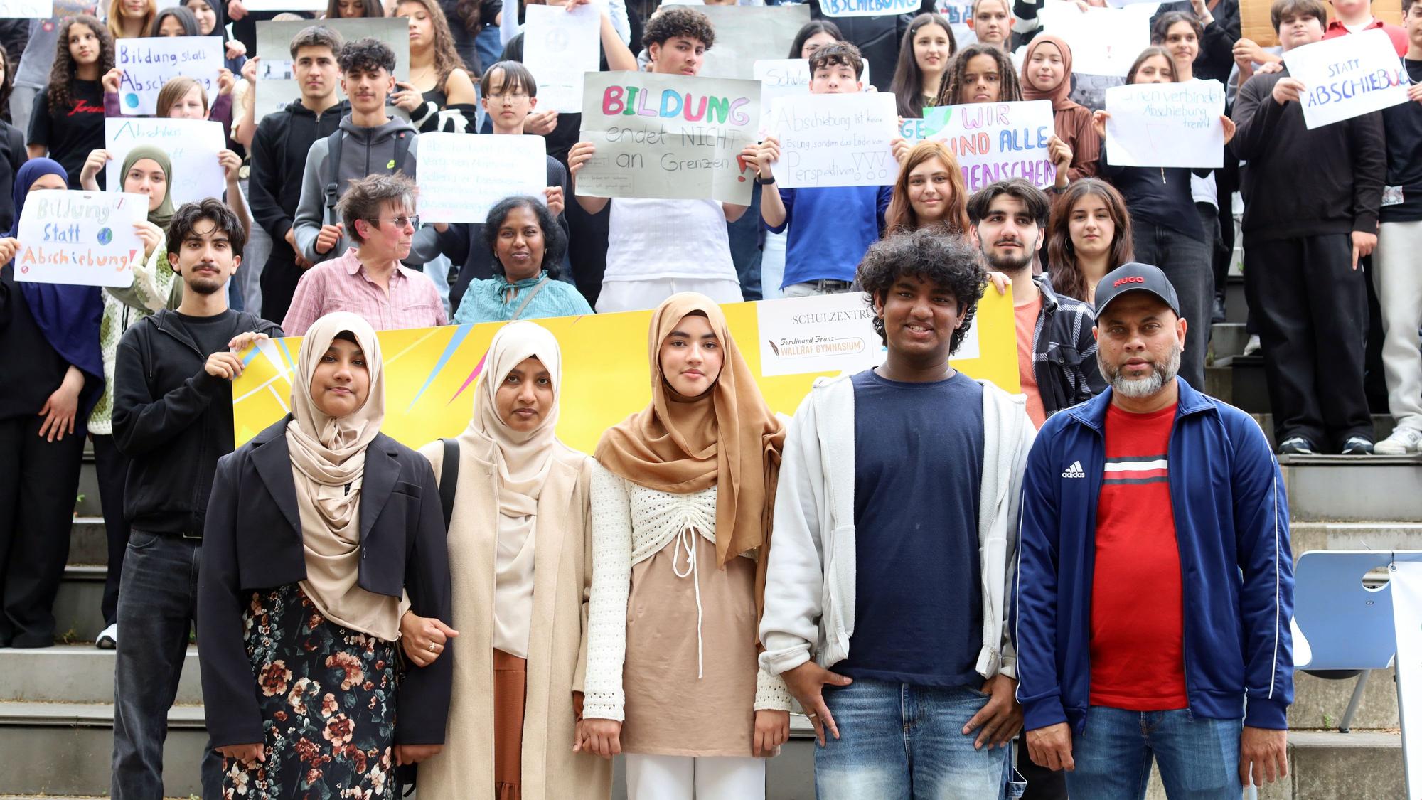 Im Juni solidarisierten sich Eltern und Schüler in Buchheim mit Familie Rouf aus Sri Lanka. Jetzt schaffte die Ausländerbehörde Leverkusen Tatsachen.