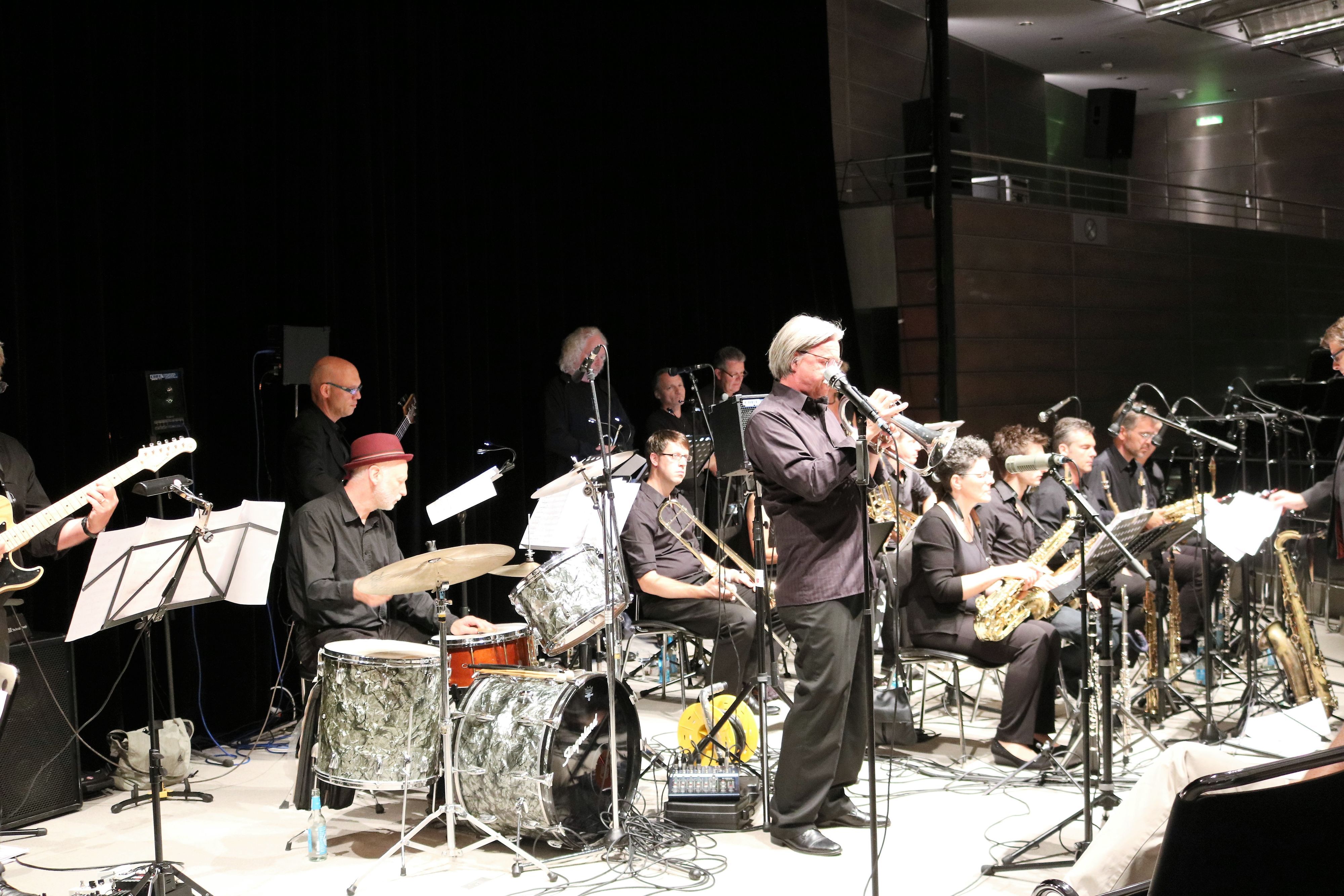 Die ehemalige Bayer Big Band heißt jetzt Leverkusen Big Band. Am 15. Juli spielt die 17-köpfige Kombo vorm Topos.