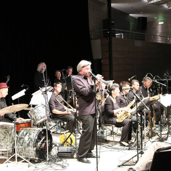 Die ehemalige Bayer Big Band heißt jetzt Leverkusen Big Band. Am 15. Juli spielt die 17-köpfige Kombo vorm Topos.