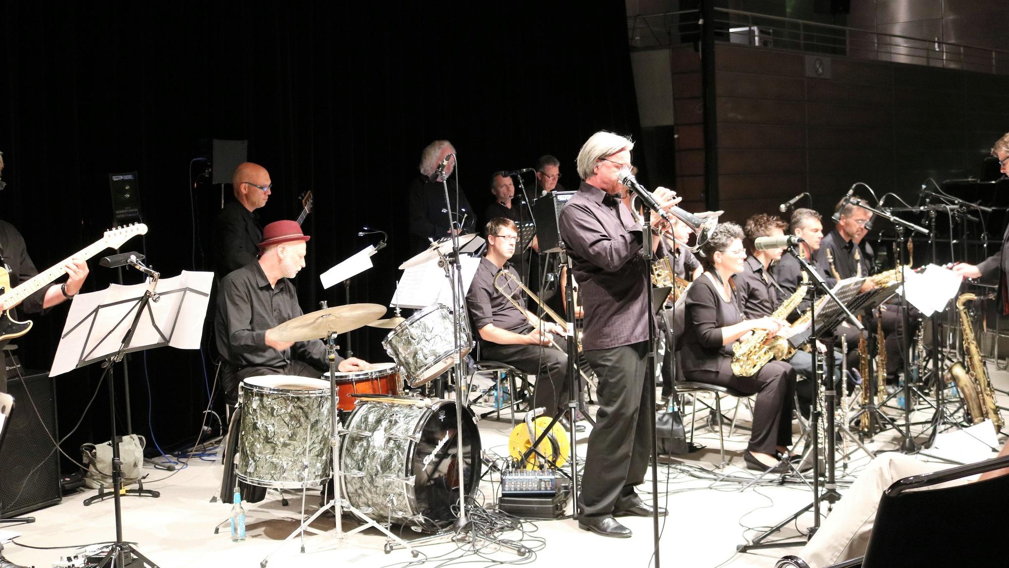 Die ehemalige Bayer Big Band heißt jetzt Leverkusen Big Band. Am 15. Juli spielt die 17-köpfige Kombo vorm Topos.