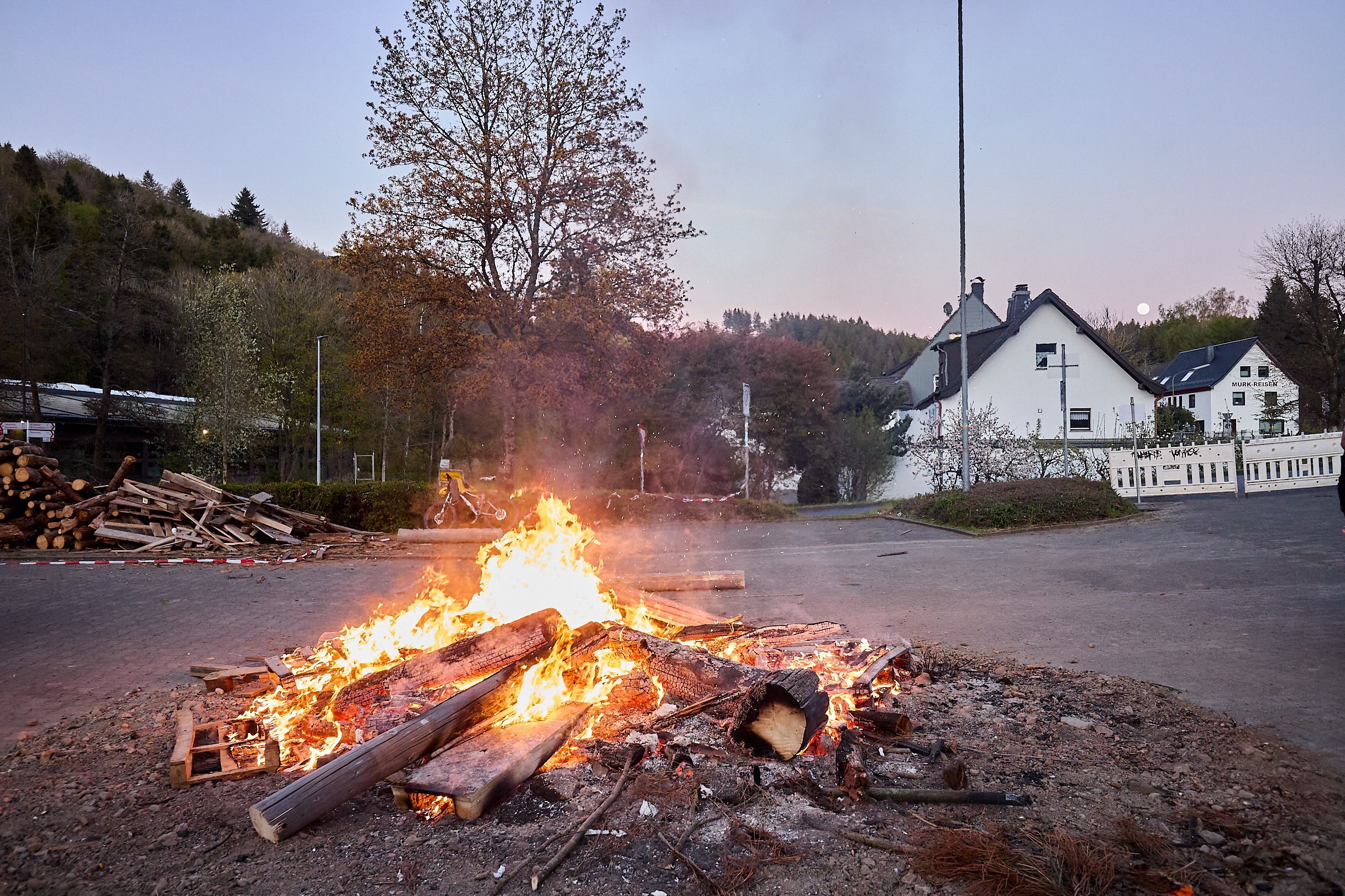 Ein Feuer brennt auf einem Platz in Reifferscheid.