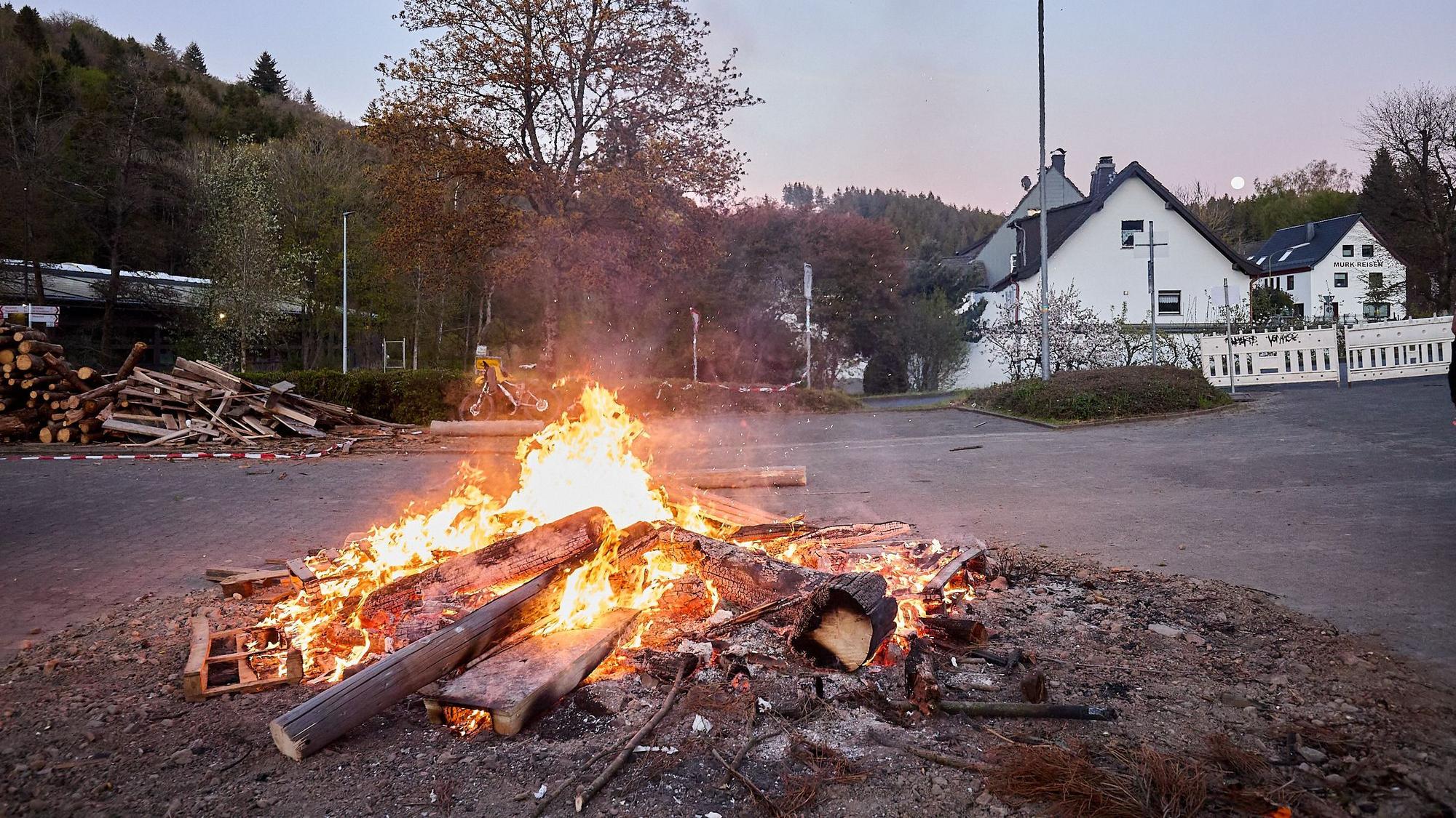 Ein Feuer brennt auf einem Platz in Reifferscheid.