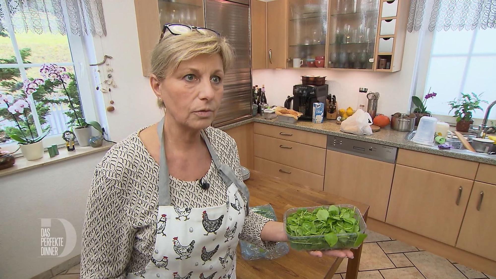 Während die Gäste noch grübeln, was wohl dieser Portulak sein soll, hält Ute einen Vortrag über das gesunde Gemüse.
(Bild: RTL)