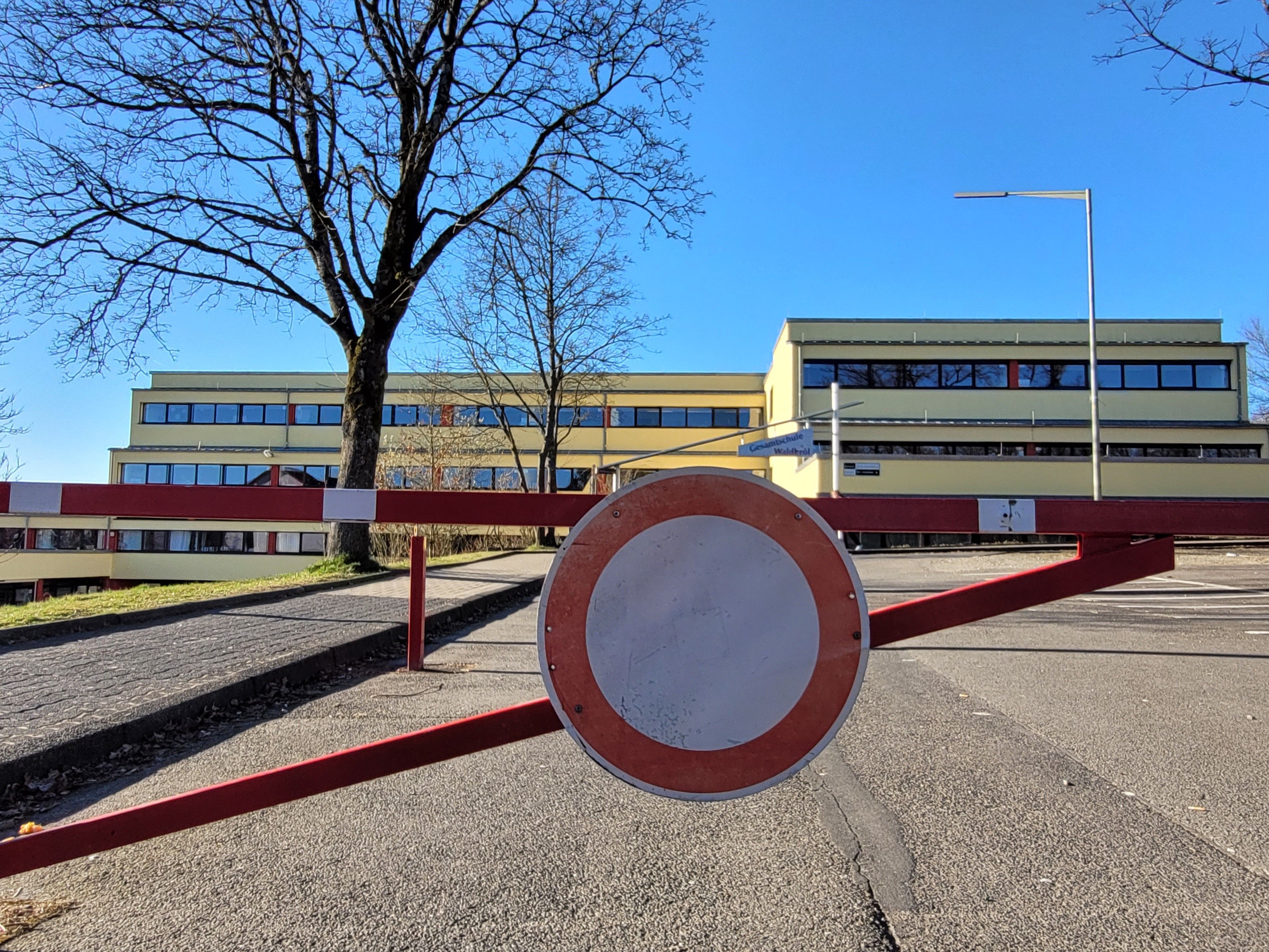 Eine Schranke trennt die Schillerstraße vom Waldbröler Schulzentrum. Doch haben einige Eltern genau diese Straße für sich entdeckt, um dort – mehr oder weniger heimlich – ihre Kinder abzusetzen. Die Hauptzufahrt dagegen, die Goethestraße, ist seit Oktober eine Schulstraße.