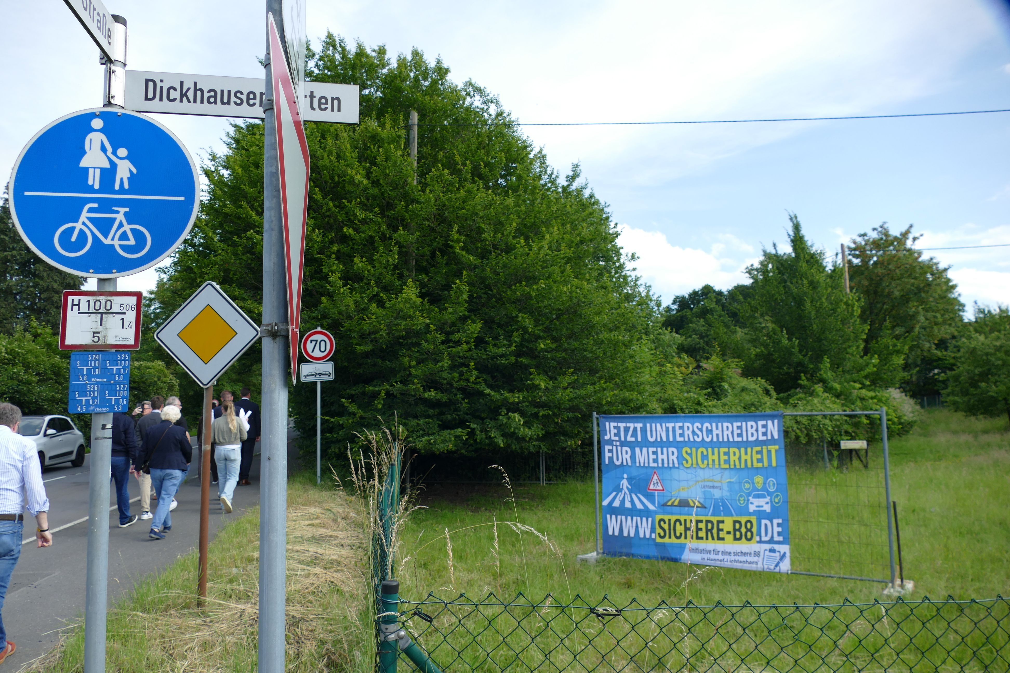 Mit einem Banner an der B8 wirbt die Bürgerinitiative für Unterschriften.