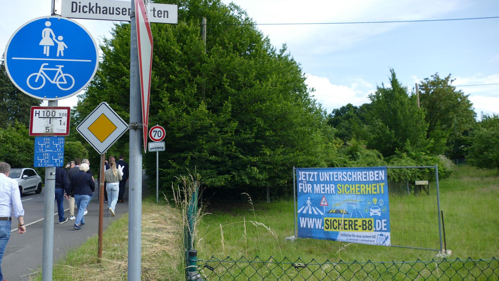 Mit einem Banner an der B8 wirbt die Bürgerinitiative für Unterschriften.