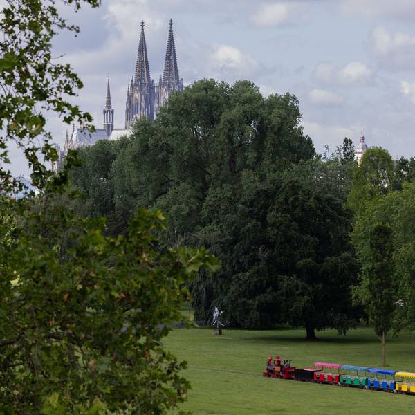 09.06.2026, Nordrhein-Westfalen, Köln: Die Kleinbahn im Rheinpark fährt bei wechselhaftem Wetter vor der Kulisse des Doms. Foto: Rolf Vennenbernd/dpa +++ dpa-Bildfunk +++