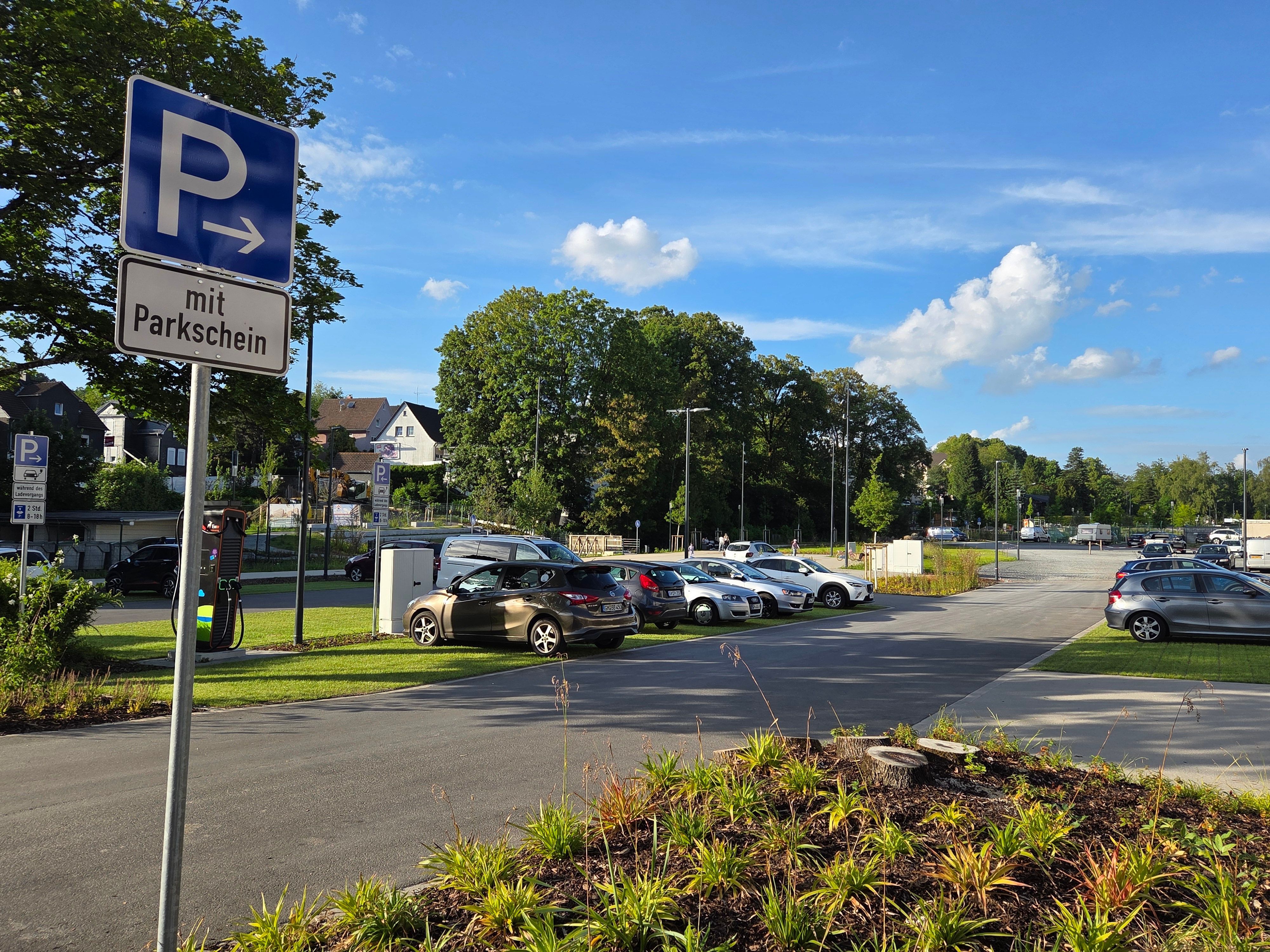 An der Nümbrechter Straße in Waldbröl fordern diese Schilder zum Kauf eines Parkscheins auf. Doch gibt es am Rand des früheren Merkur-Gelände (noch) keinen Automaten dafür.