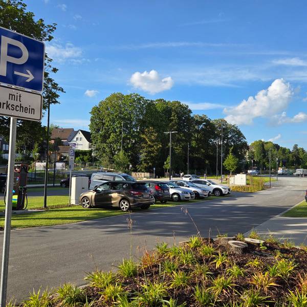 An der Nümbrechter Straße in Waldbröl fordern diese Schilder zum Kauf eines Parkscheins auf. Doch gibt es am Rand des früheren Merkur-Gelände (noch) keinen Automaten dafür.