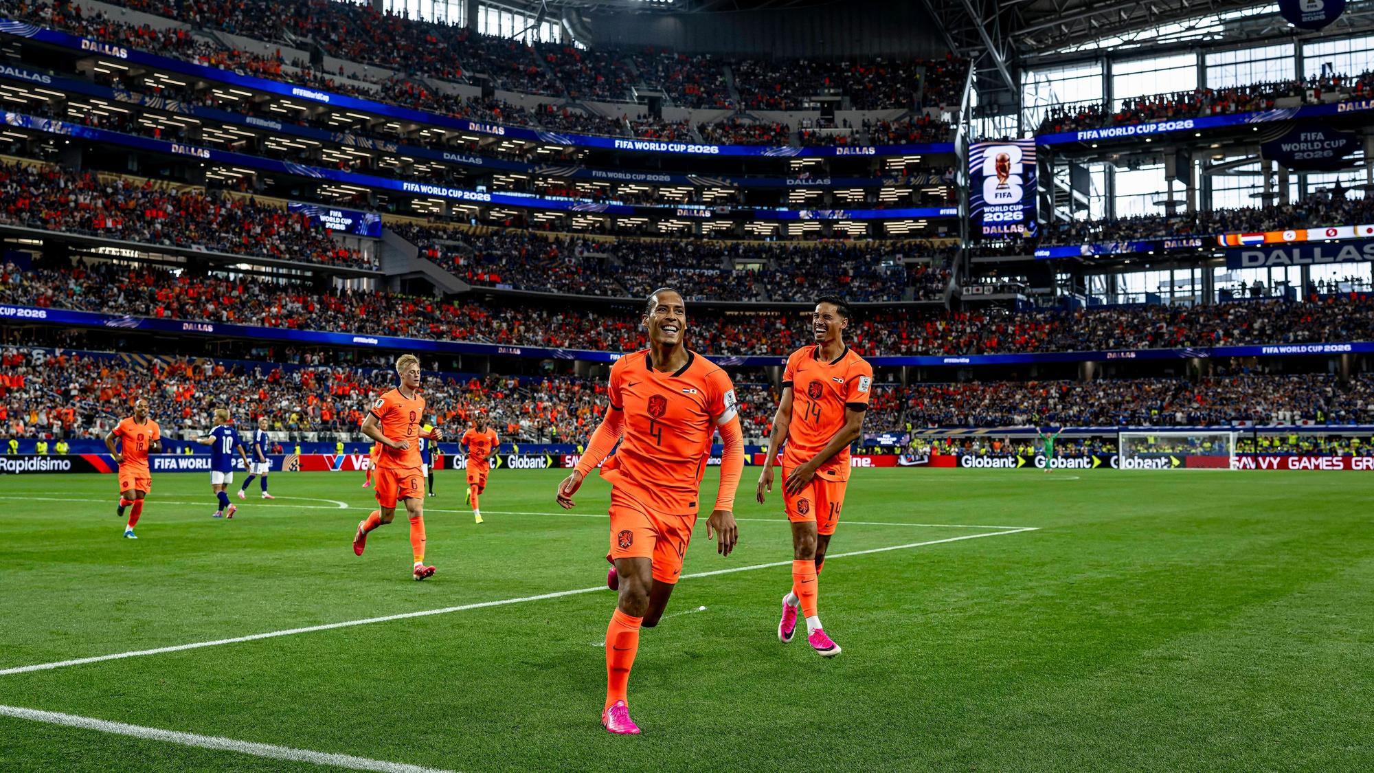 Die orangen Trikots ihrer Nationalmannschaft (hier in der Mitte Virgil van Dijk) auf dem grünen Rasen von Dallas sorgten bei niederländischen TV-Zuschauerinnen und -Zuschauern am Sonntag (14. Juni) für Probleme.