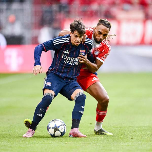 ARCHIV - 02.08.2025, Bayern, München: Fußball: Testspiele, FC Bayern München - Olympique Lyon, Allianz Arena. Lyons Afonso Moreira (l) in Aktion gegen Bayerns Sascha Boey (r). (zu dpa: «Berichte: Bayer holt 21-Jährigen für etwa 30 Millionen Euro») Foto: Harry Langer/dpa - WICHTIGER HINWEIS: Gemäß den Vorgaben der DFL Deutsche Fußball Liga bzw. des DFB Deutscher Fußball-Bund ist es untersagt, in dem Stadion und/oder vom Spiel angefertigte Fotoaufnahmen in Form von Sequenzbildern und/oder videoähnlichen Fotostrecken zu verwerten bzw. verwerten zu lassen. +++ dpa-Bildfunk +++
