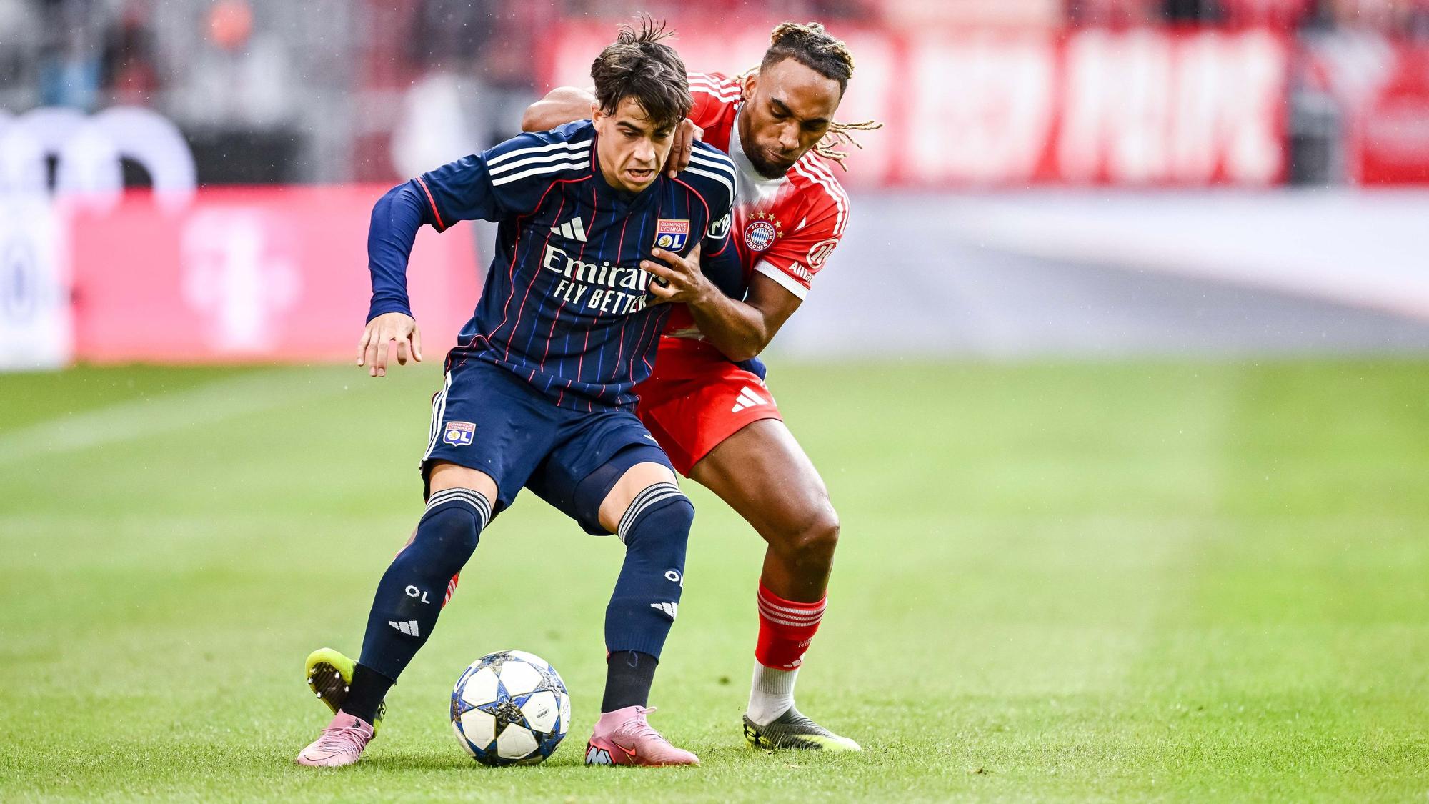 ARCHIV - 02.08.2025, Bayern, München: Fußball: Testspiele, FC Bayern München - Olympique Lyon, Allianz Arena. Lyons Afonso Moreira (l) in Aktion gegen Bayerns Sascha Boey (r). (zu dpa: «Berichte: Bayer holt 21-Jährigen für etwa 30 Millionen Euro») Foto: Harry Langer/dpa - WICHTIGER HINWEIS: Gemäß den Vorgaben der DFL Deutsche Fußball Liga bzw. des DFB Deutscher Fußball-Bund ist es untersagt, in dem Stadion und/oder vom Spiel angefertigte Fotoaufnahmen in Form von Sequenzbildern und/oder videoähnlichen Fotostrecken zu verwerten bzw. verwerten zu lassen. +++ dpa-Bildfunk +++