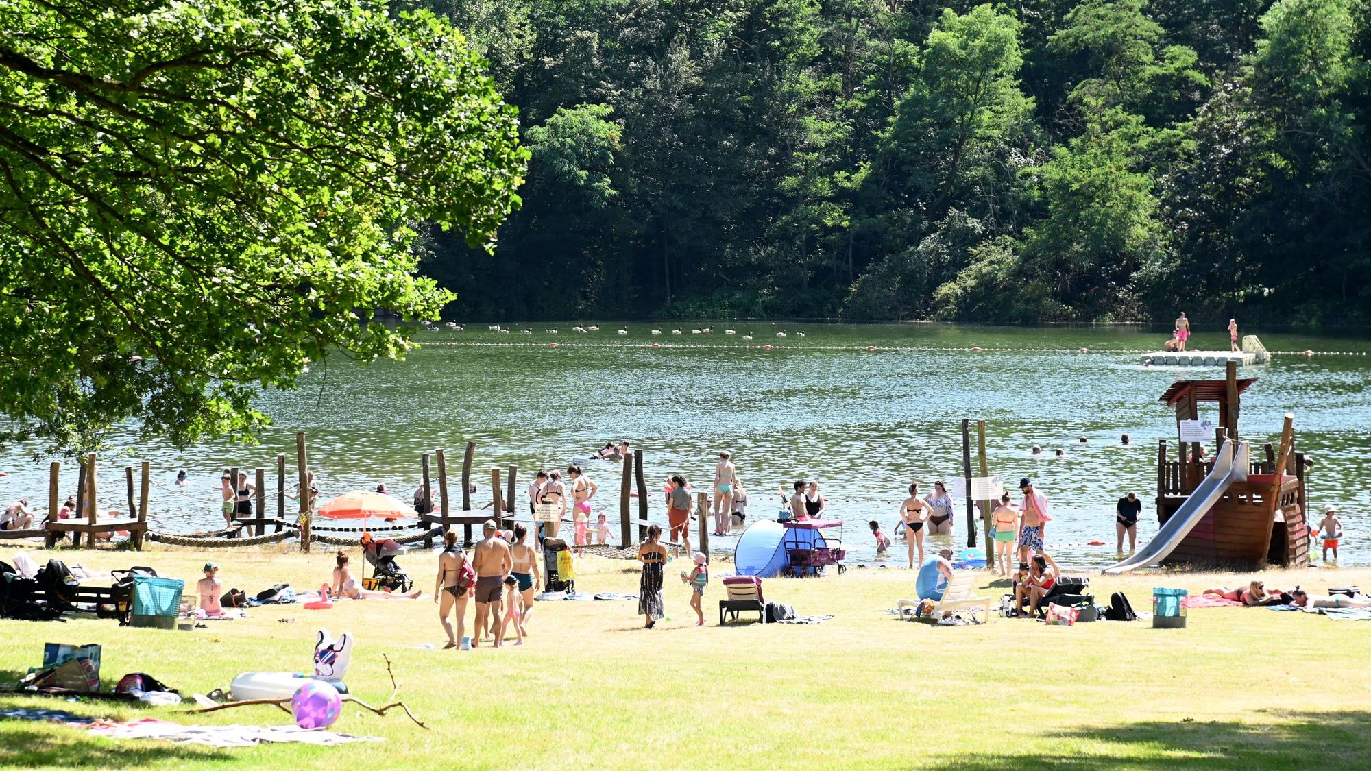 09.07.2024 Köln. Das Naturfreibad Vingst ist bei über 30 Grad gut besucht. Foto: Alexander Schwaiger