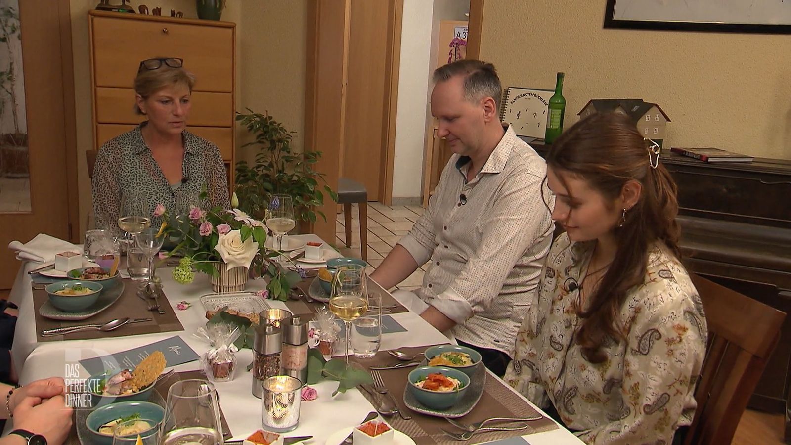 So sieht der Portulak aus, wenn er appetitlich angerichtet unter Linsensalat liegt. Jens bekommt dazu Birnenspalten und selbstgeräucherten Fisch, Lisa (rechts) einen veganen Lachsersatz.
 (Bild: RTL)