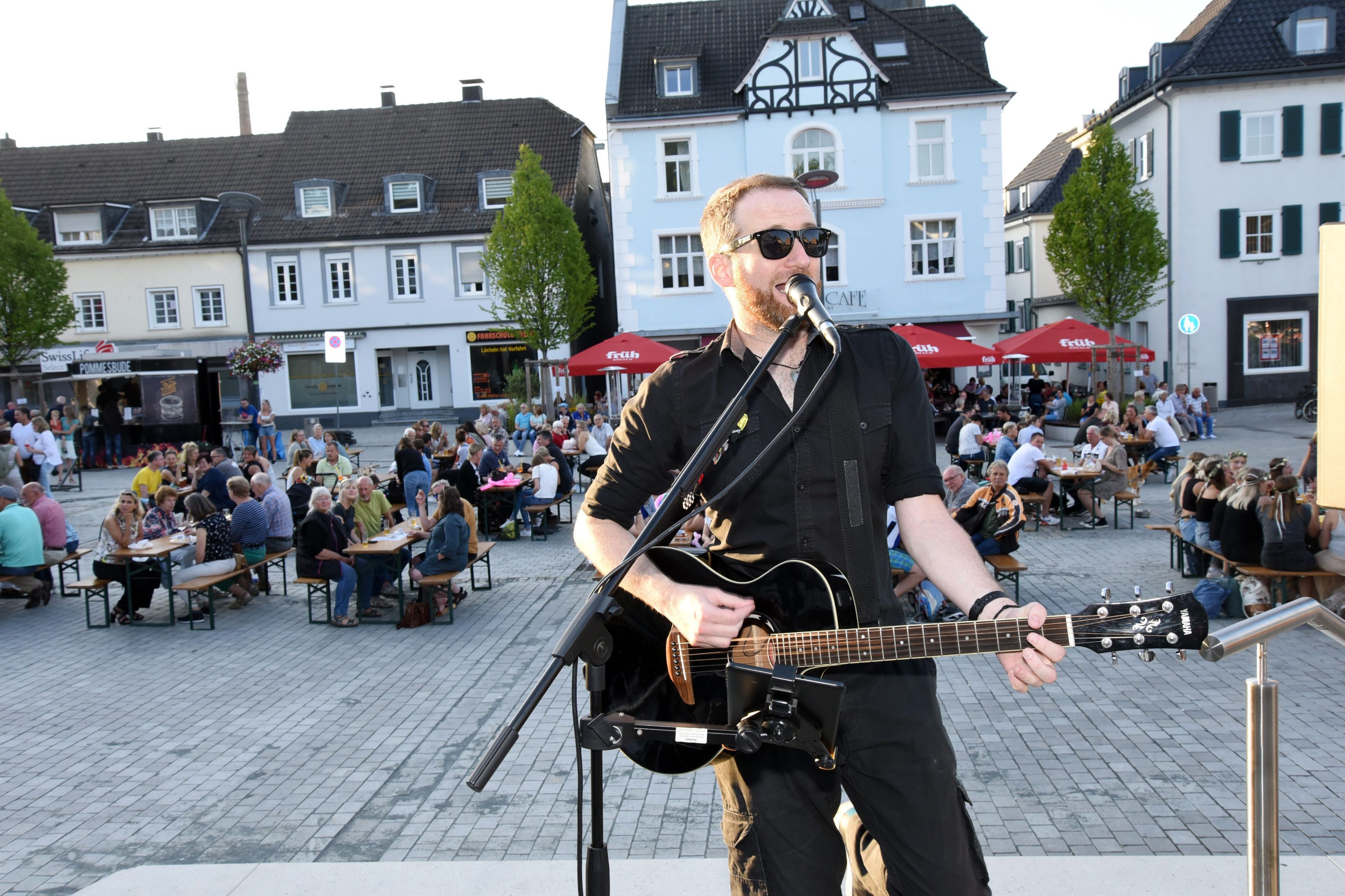 Das Foto zeigt den Musiker Cameron Arndt auf dem Wiperfürther Marktplatz