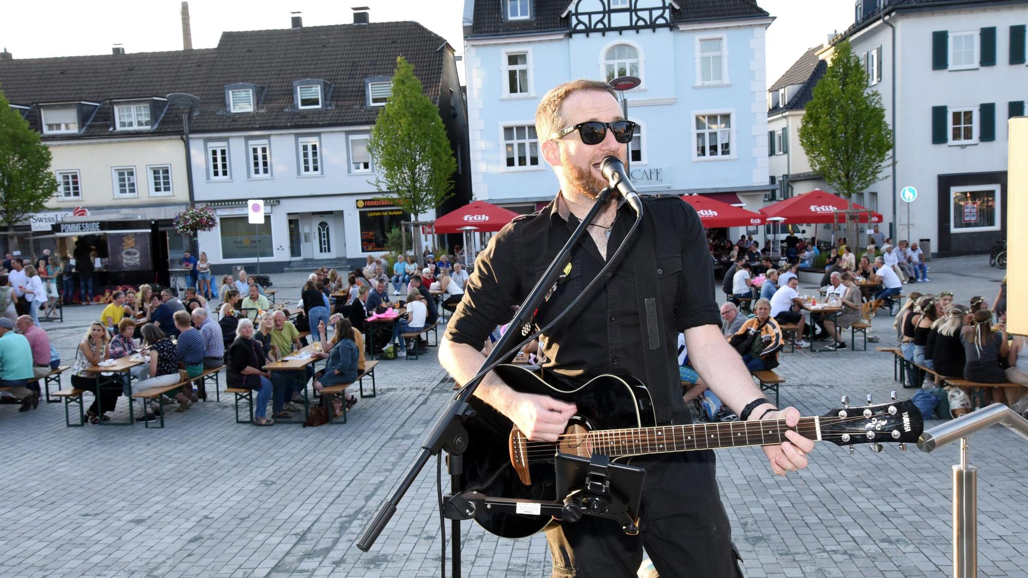 Das Foto zeigt den Musiker Cameron Arndt auf dem Wiperfürther Marktplatz
