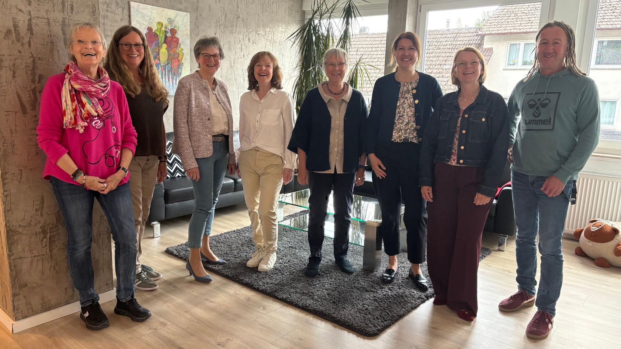 V.l. Monica Weispfennig, Andrea Oltmanns, Dr. Gundula Rogos, Karin Kluge-Dudda, Dagmar Steinmann, Anne Ferchau, Claudia Schröder, Jörg Höfer.