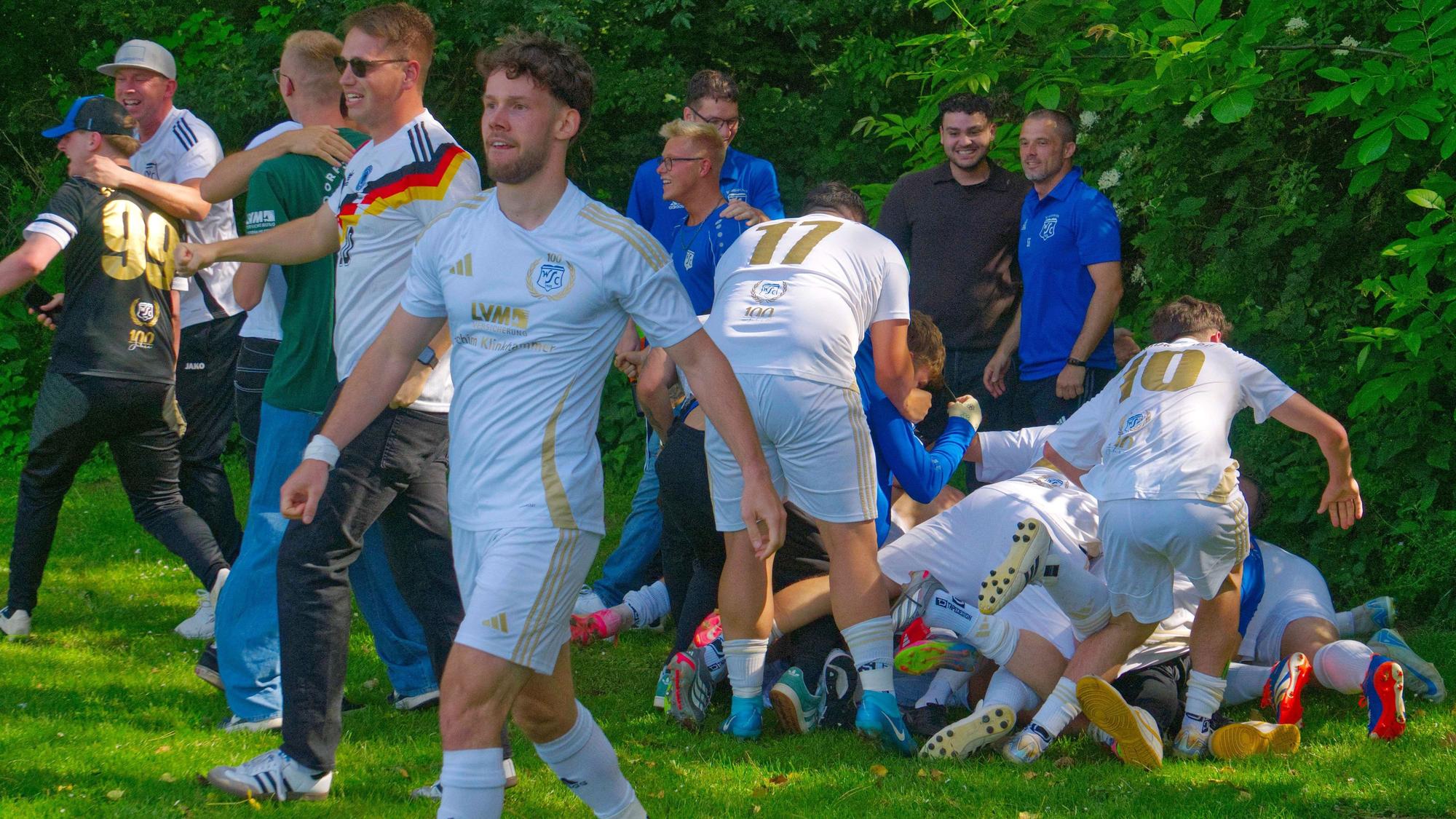 Eine Jubeltraube bilden die Spieler von Wißkirchen II nach der Rettung in letzter Sekunde.