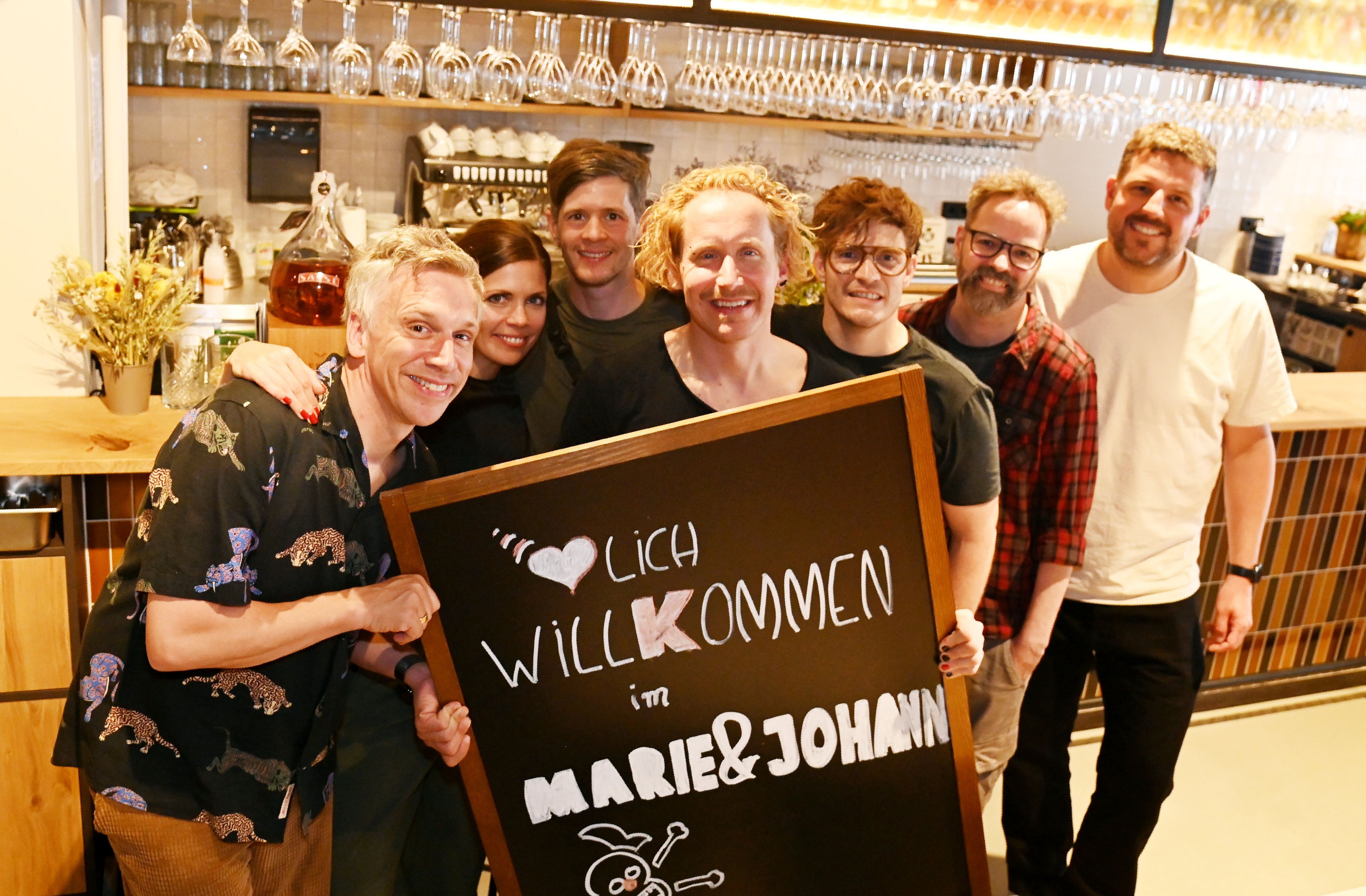 Kasalla im eigenen Brauhaus „Marie & Johann“ bei der Eröffnung.