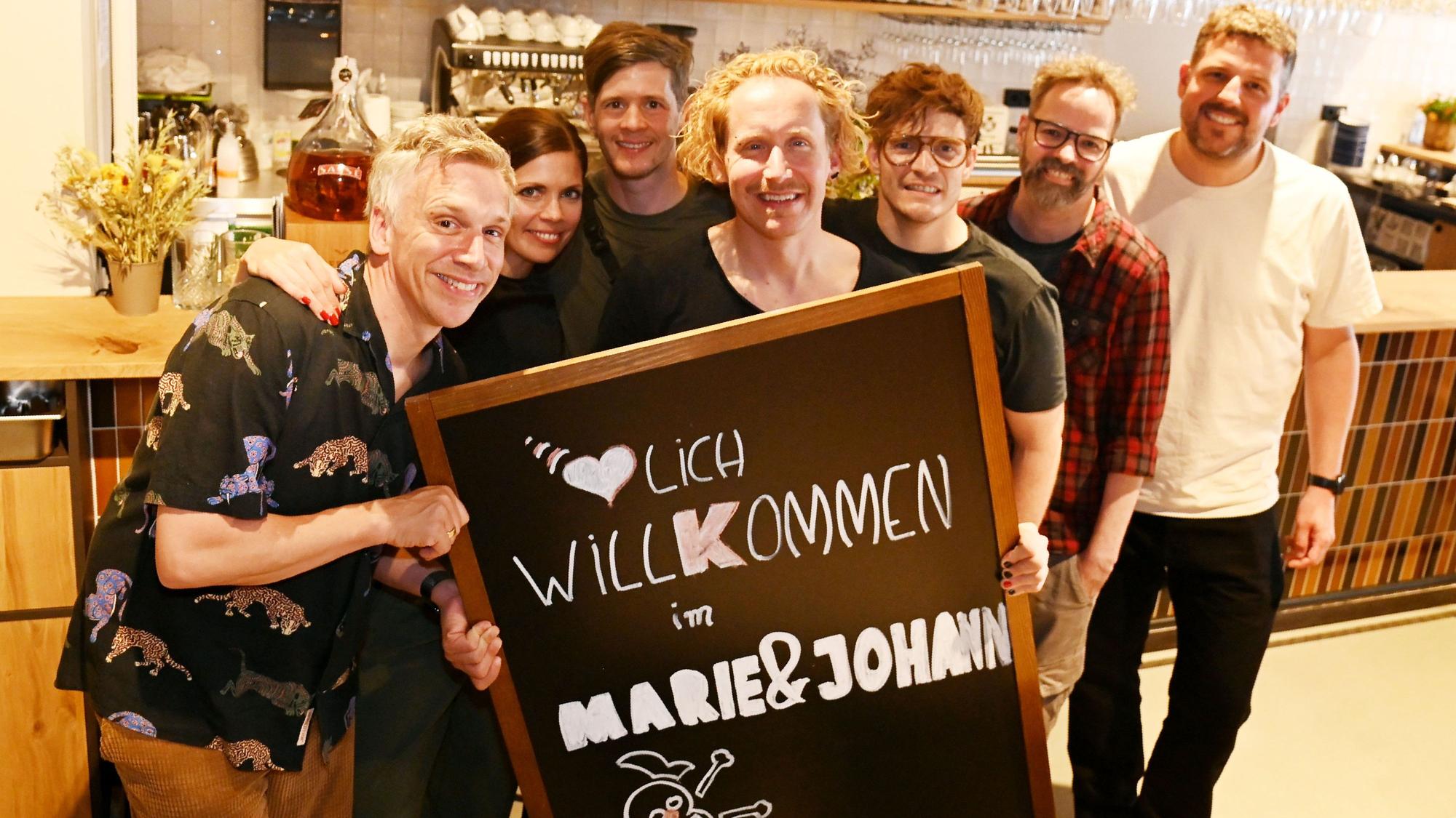 Kasalla im eigenen Brauhaus „Marie & Johann“ bei der Eröffnung.