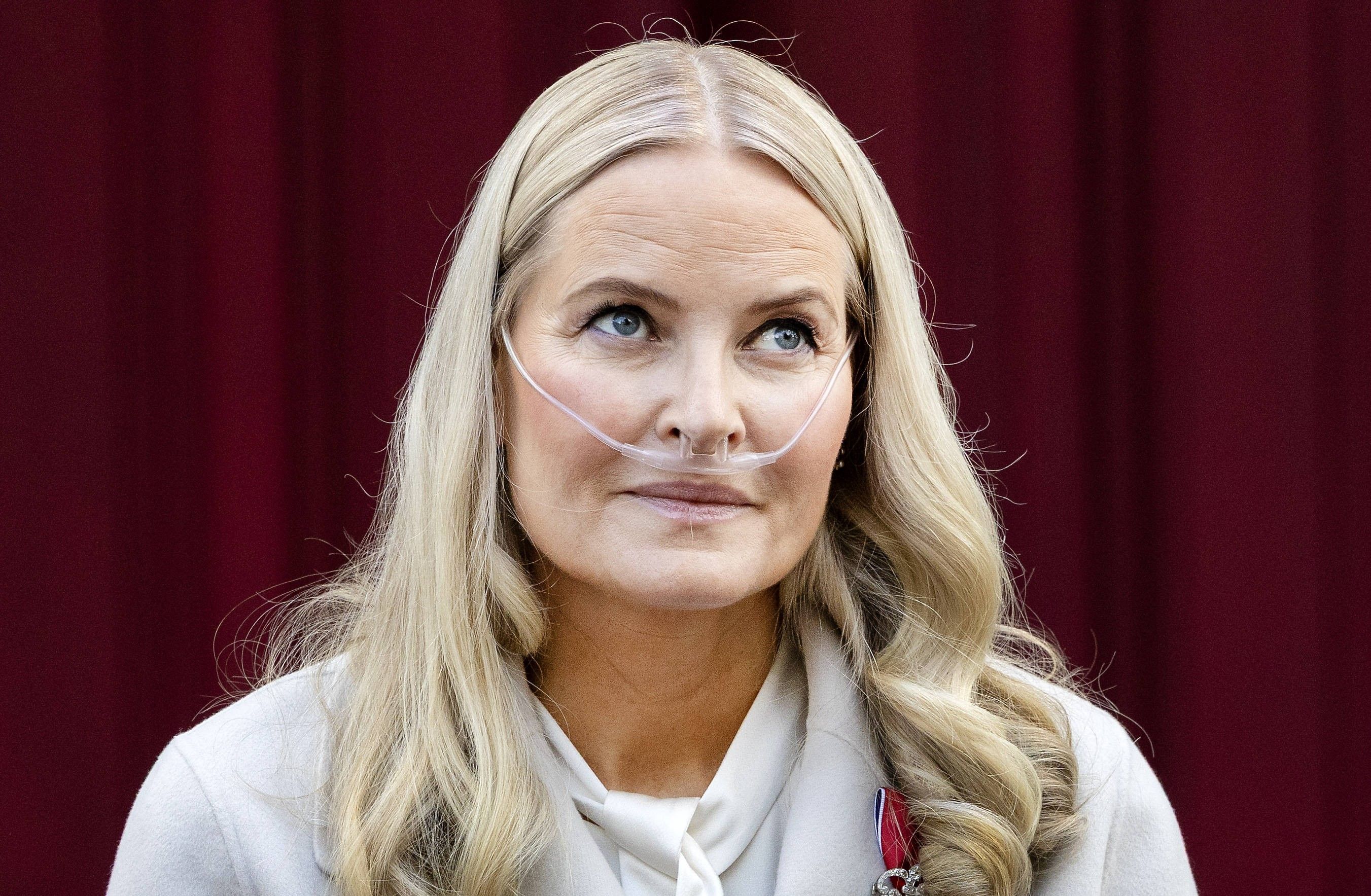 Kronprinzessin Mette-Marit schaut ernst mit Sauerstoffgerät.