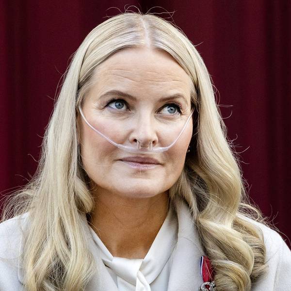 Kronprinzessin Mette-Marit schaut ernst mit Sauerstoffgerät.