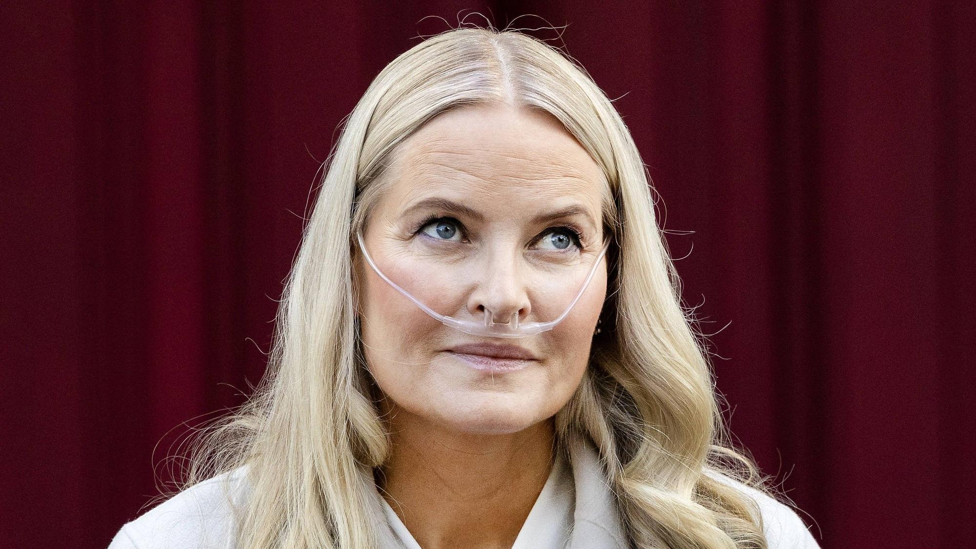 Kronprinzessin Mette-Marit schaut ernst mit Sauerstoffgerät.