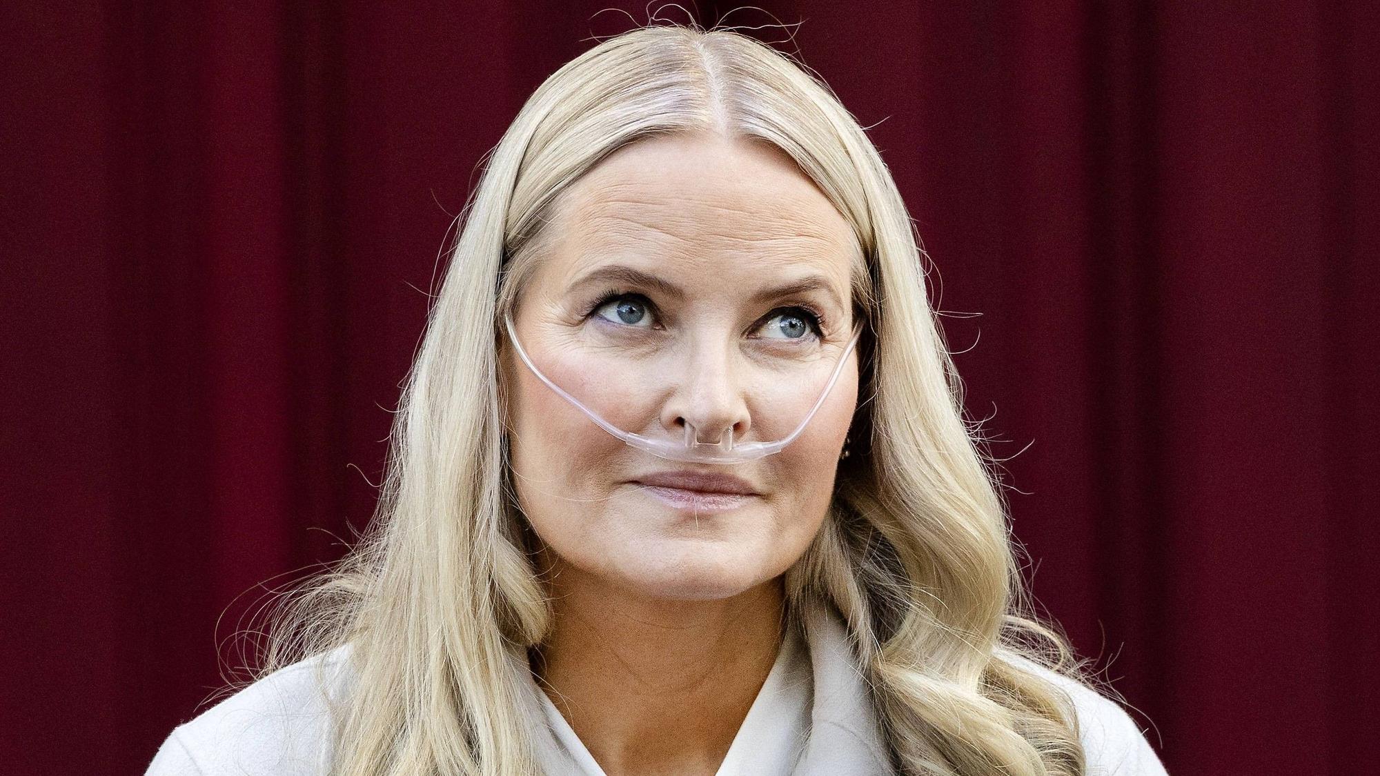 Kronprinzessin Mette-Marit mit Sauerstoffgerät.