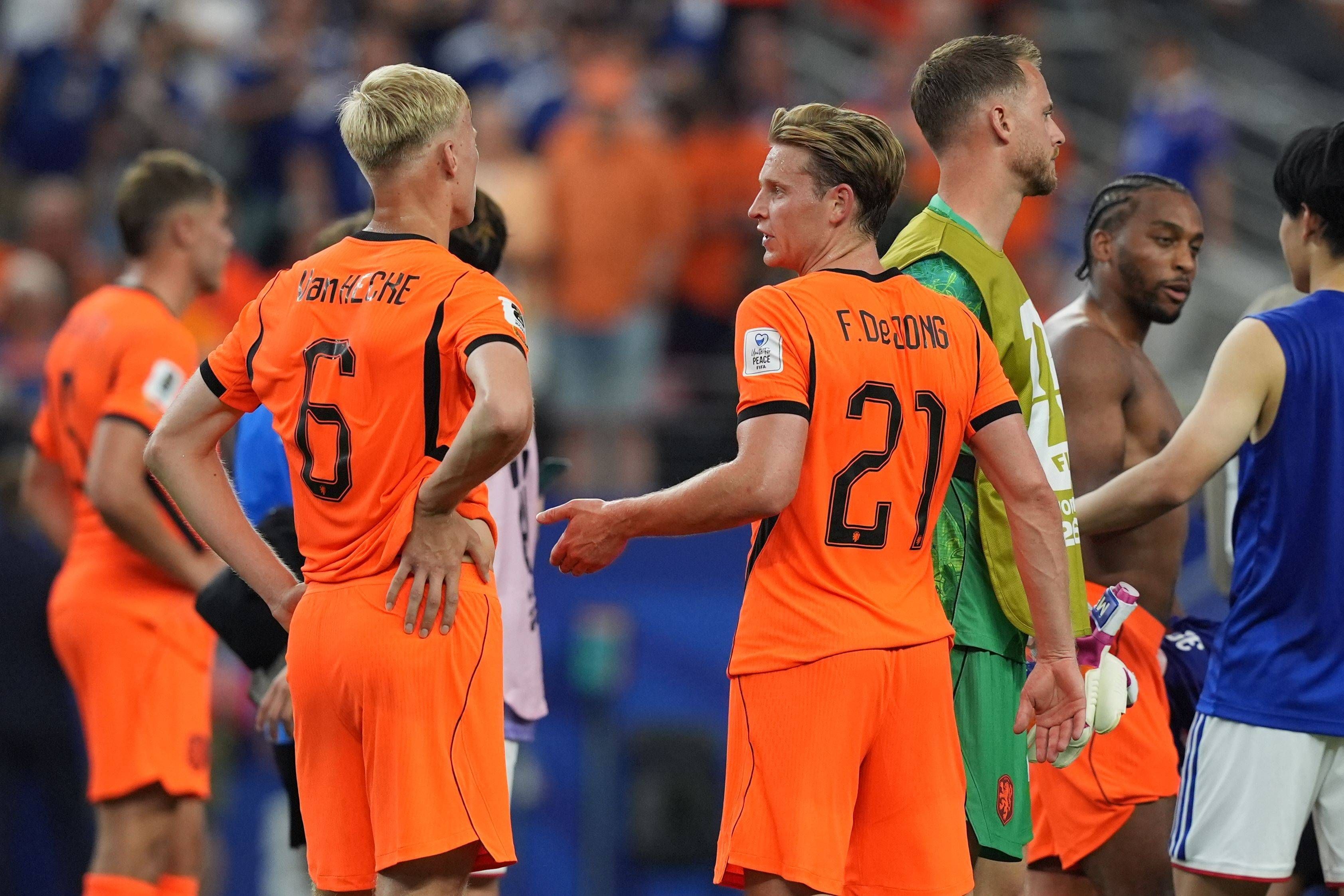Die orangen Trikots ihrer Nationalmannschaft (hier Frenkie de Jong und Jan Paul van Hecke) in Dallas sorgten bei niederländischen TV-Zuschauerinnen und -Zuschauern am Sonntag (14. Juni) für Probleme.