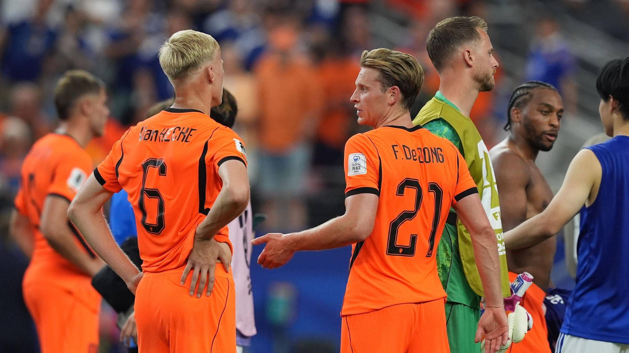Die orangen Trikots ihrer Nationalmannschaft (hier Frenkie de Jong und Jan Paul van Hecke) in Dallas sorgten bei niederländischen TV-Zuschauerinnen und -Zuschauern am Sonntag (14. Juni) für Probleme.