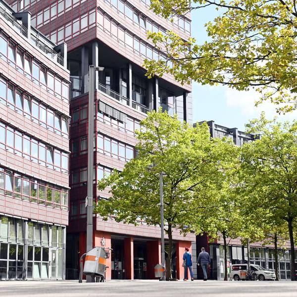 Das Stadthaus in Deutz am Willy-Brandt-Platz ist das größte Verwaltungsgebäude der Kölner Stadtverwaltung.