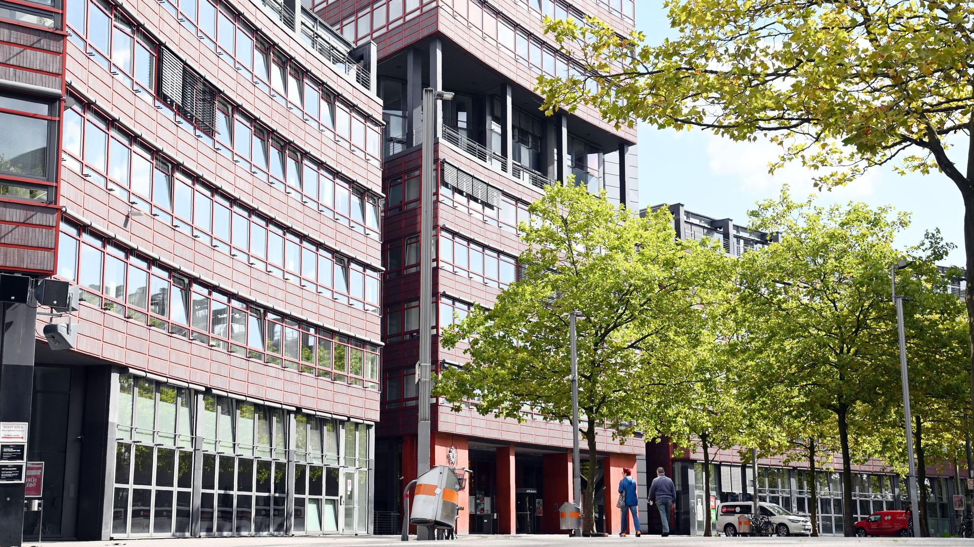Das Stadthaus in Deutz am Willy-Brandt-Platz ist das größte Verwaltungsgebäude der Kölner Stadtverwaltung.
