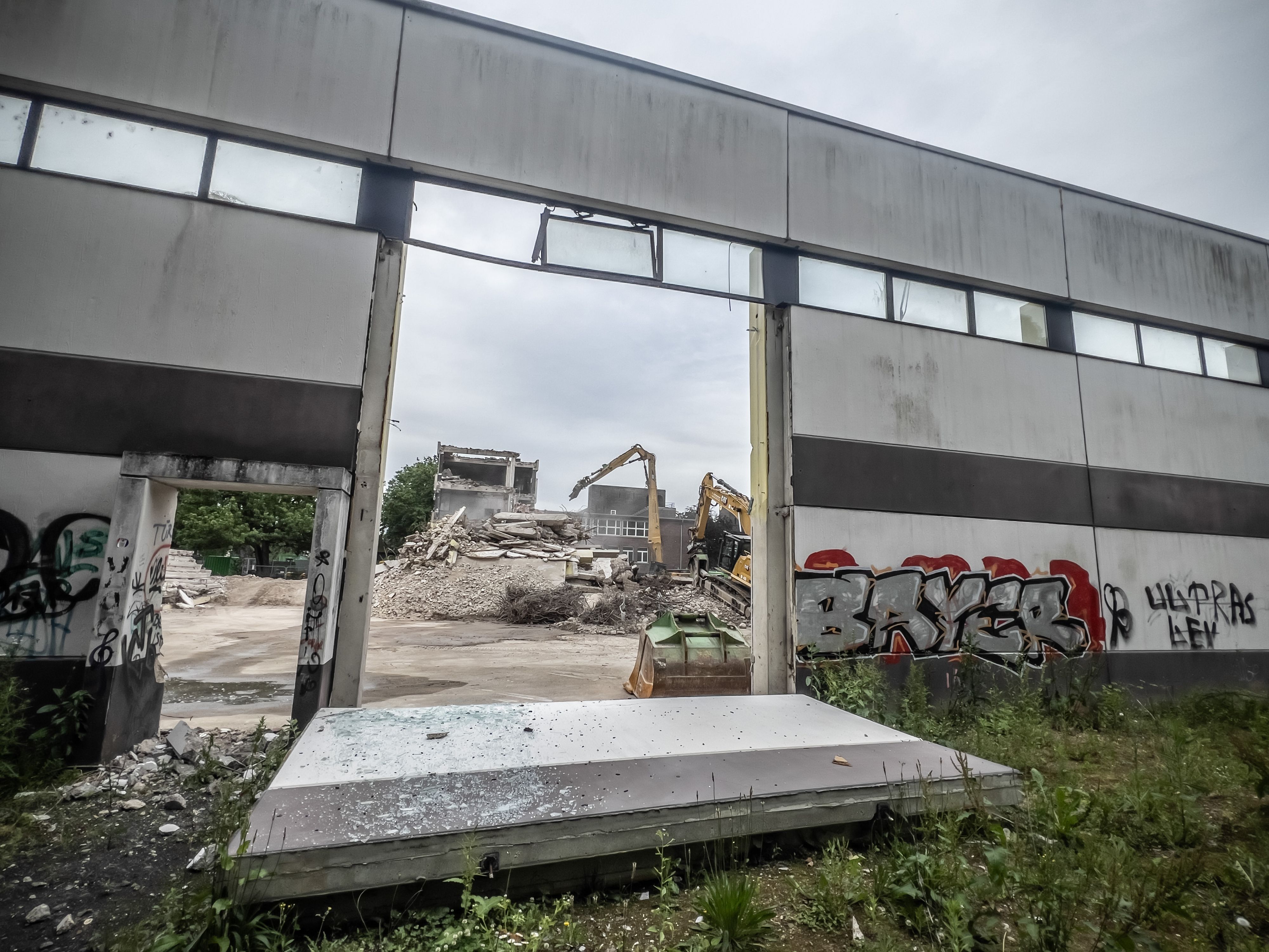 Abbruch der Turnhalle und eines Trakts vom ehemeligen CD-Gymnasium an der Realschule am Stadtpark Bild: Ralf Krieger