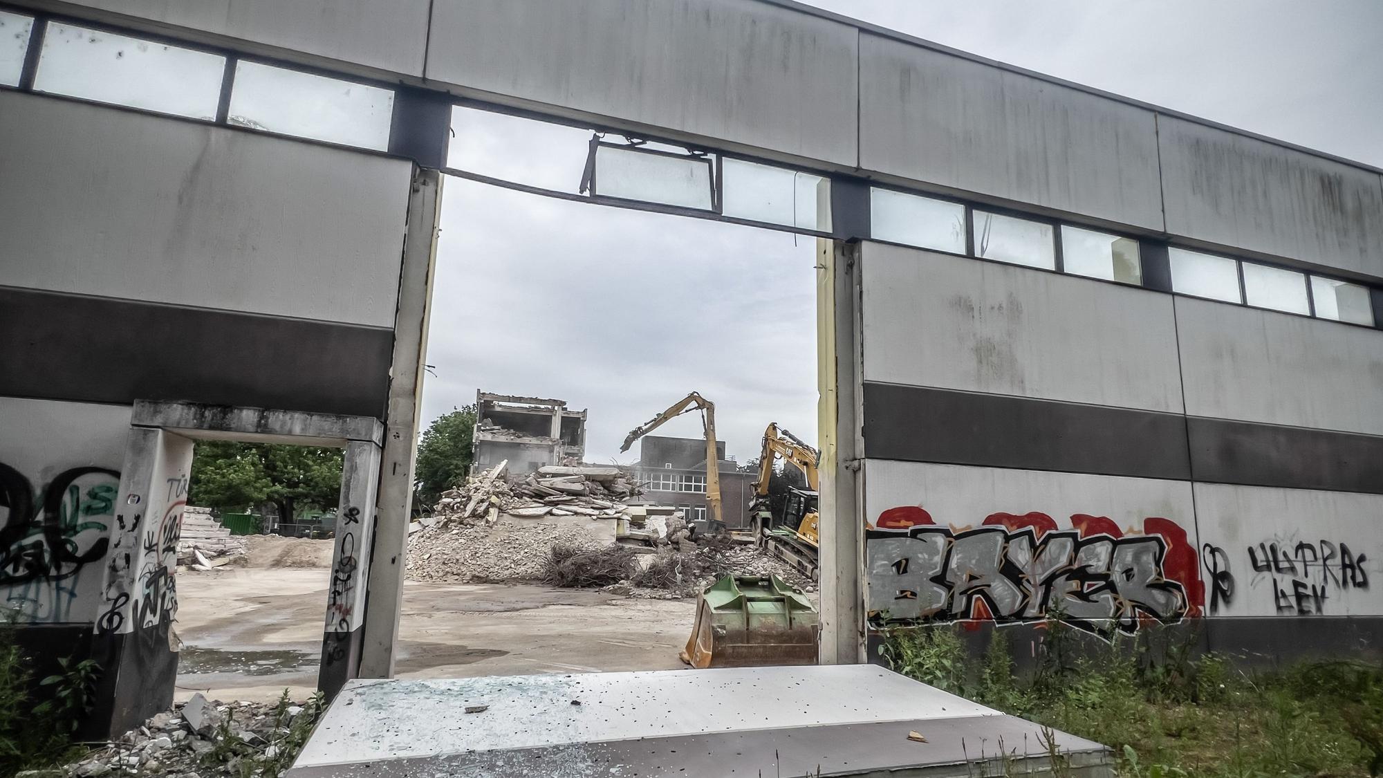 Abbruch der Turnhalle und eines Trakts vom ehemeligen CD-Gymnasium an der Realschule am Stadtpark Bild: Ralf Krieger